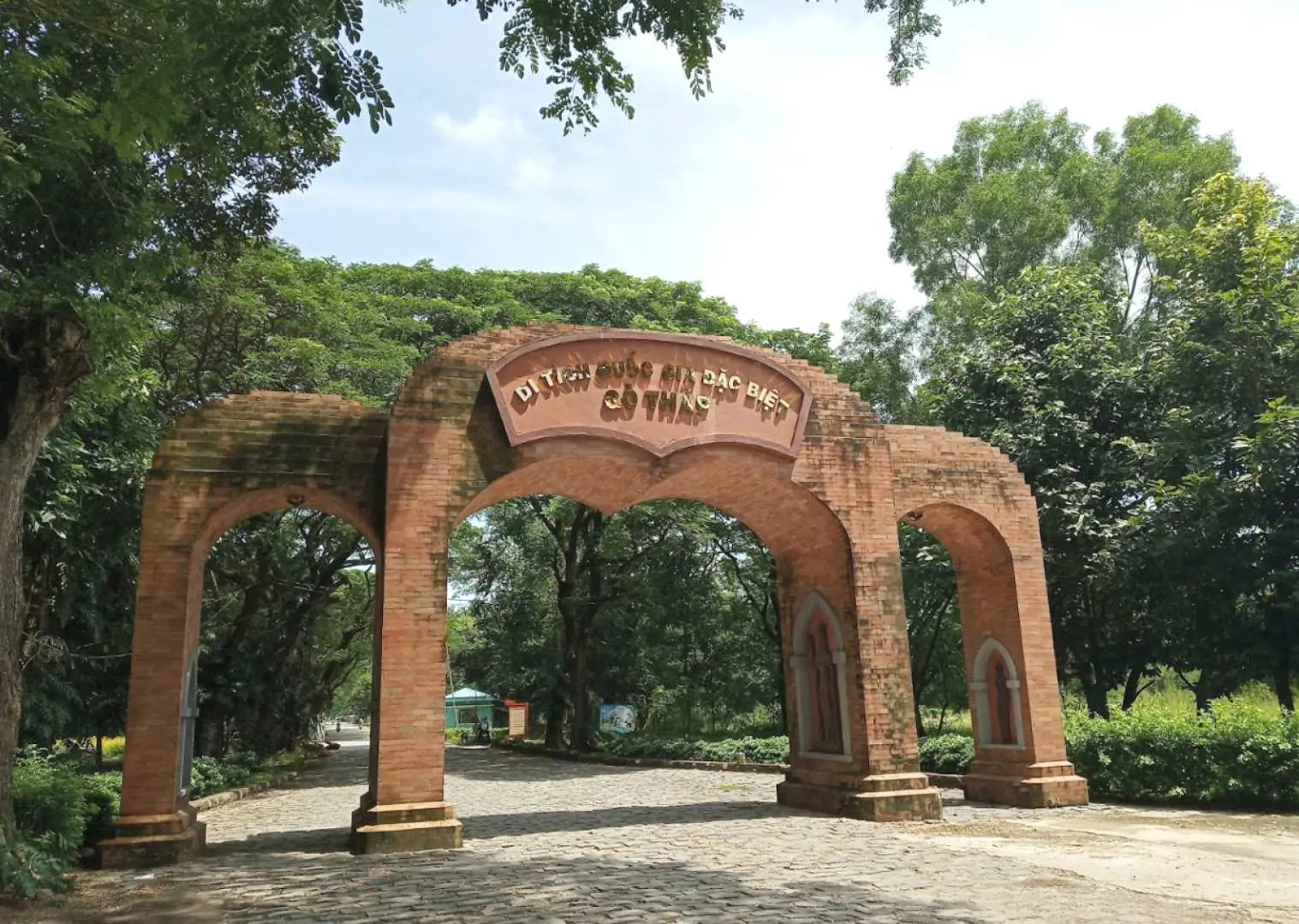 Tham quan Khu di tích Gò Tháp - khu di tích cấp Quốc gia chứa đựng nhiều giá trị văn hóa - lịch sử của dân tộc và nhân loại, nổi bật lên là Khu trung tâm (Gò Tháp hay Gò Cát nổi) - đây là khu bảo tồn văn hóa Phù Nam đã được khai quật, bao gồm các di tích kiến trúc, mộ táng, di tích trưng bày ngoài trời có mái che phục vụ du khách.
