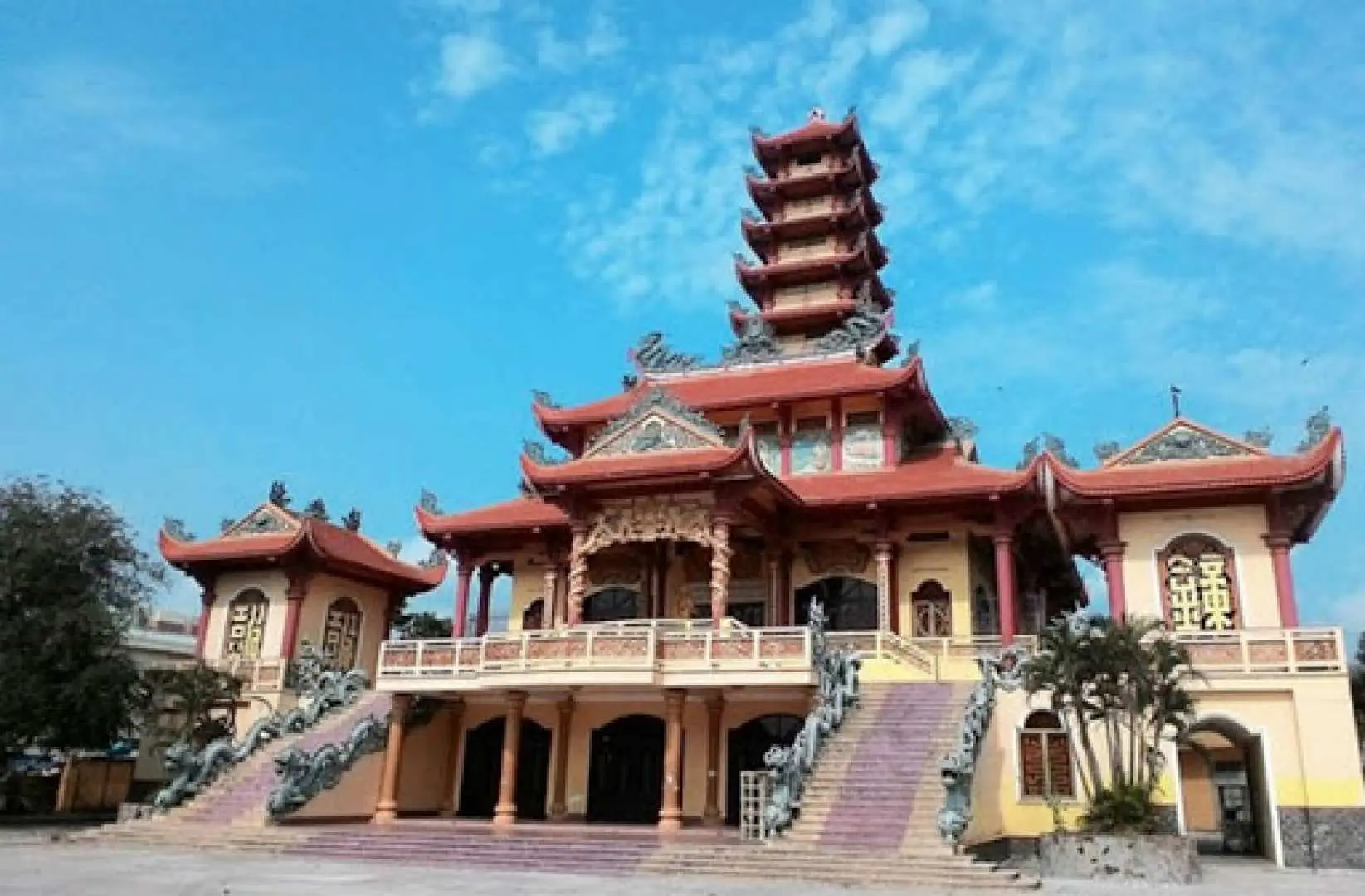 隆庆寺：是平定省的历史名胜。该寺建于1700年，由中国德山祖师建造，已有300年历史，已有13代住持传承。探索沿海城市归仁结束。再见，再见！
