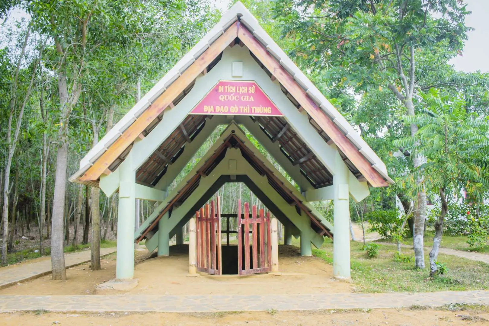 Continue the journey, tour guide takes you to explore Go Thi Thung Tunnels. This is the third largest resistance tunnel in Vietnam with a total length of over 2 km. The experience of walking underground will help you reminisce about the heroic resistance of our nation.