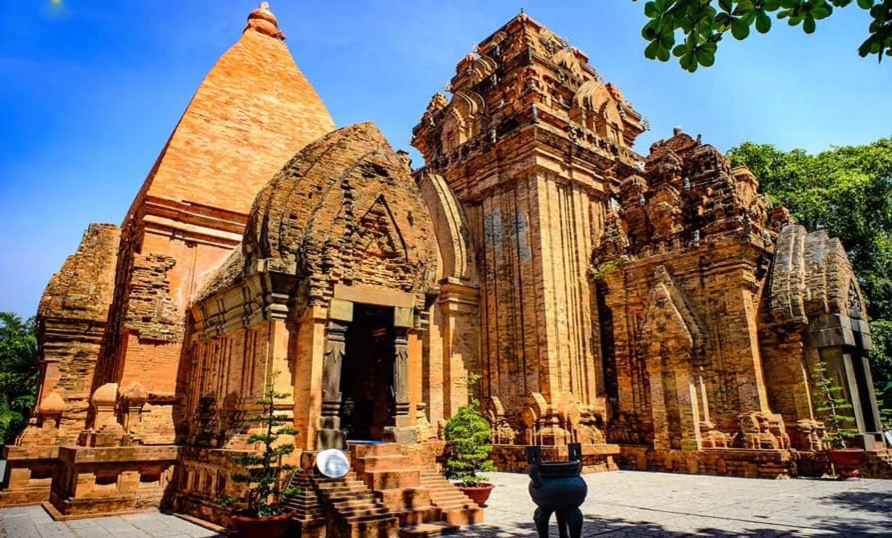 您将继续前往波纳加塔 (Ponagar Tower)，这是占族人留下的古塔之一，位于芽庄的蔡河畔。在这里您还可以欣赏占婆族的舞蹈，了解占婆族的职业、制作陶器、编织传统织物。