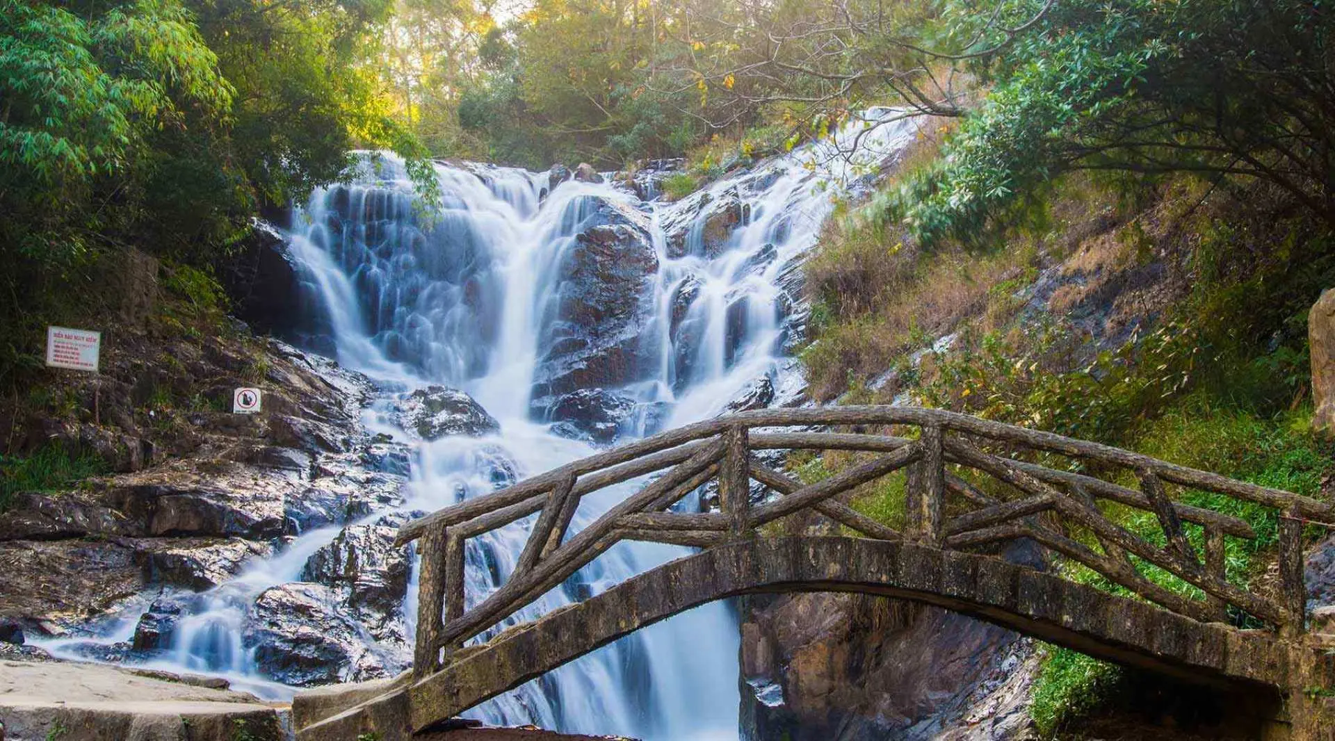 丹塔拉瀑布（Dantala Waterfall）是中部高地山林間的雄偉瀑布，目前是大叻最美麗、最乾淨的瀑布之一。您可以享受當今最現代的管狀雪橇帶來的刺激（自費）。