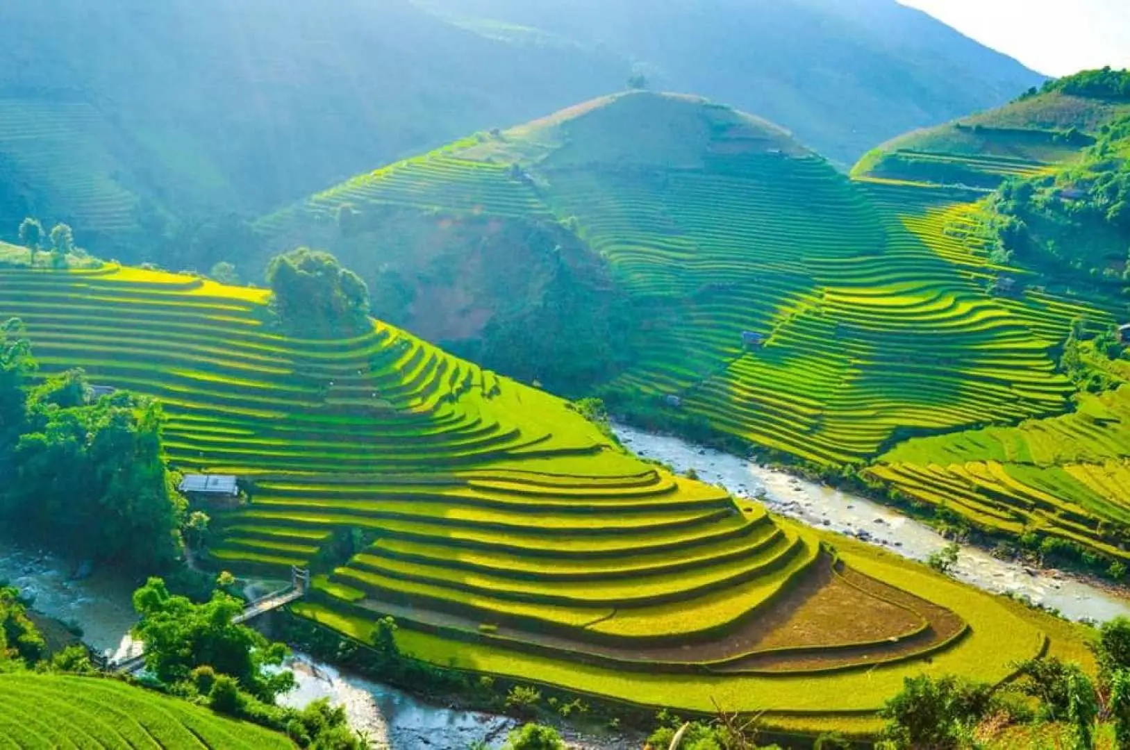 Tiếp tục hành trình đến với nơi quý khách không thể bỏ qua khi đến Mù Cang Chải là “Mâm Xôi” cùng những cánh đồng ruộng bậc thang xã La Pán Tẩn, Chế Cu Nha vòng óng góc trời - Nơi đã được được công nhận là di sản phi vật thể của quốc gia. Quý khách sẽ có cơ hội chiêm ngưỡng một thiên đường ruộng bậc thang với nắng vàng và biển lúa với cảnh sắc làm say đắm lòng người và cùng chụp cho mình những bức ảnh tuyệt đẹp.