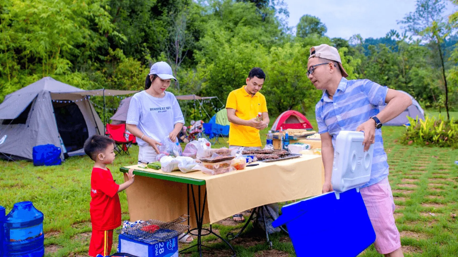 After setting up tents together, take a shower and enjoy the sunset together at the campsite. Decorate the camp with lights. Next, prepare a BBQ dinner together. Parents guide and help children prepare food.
