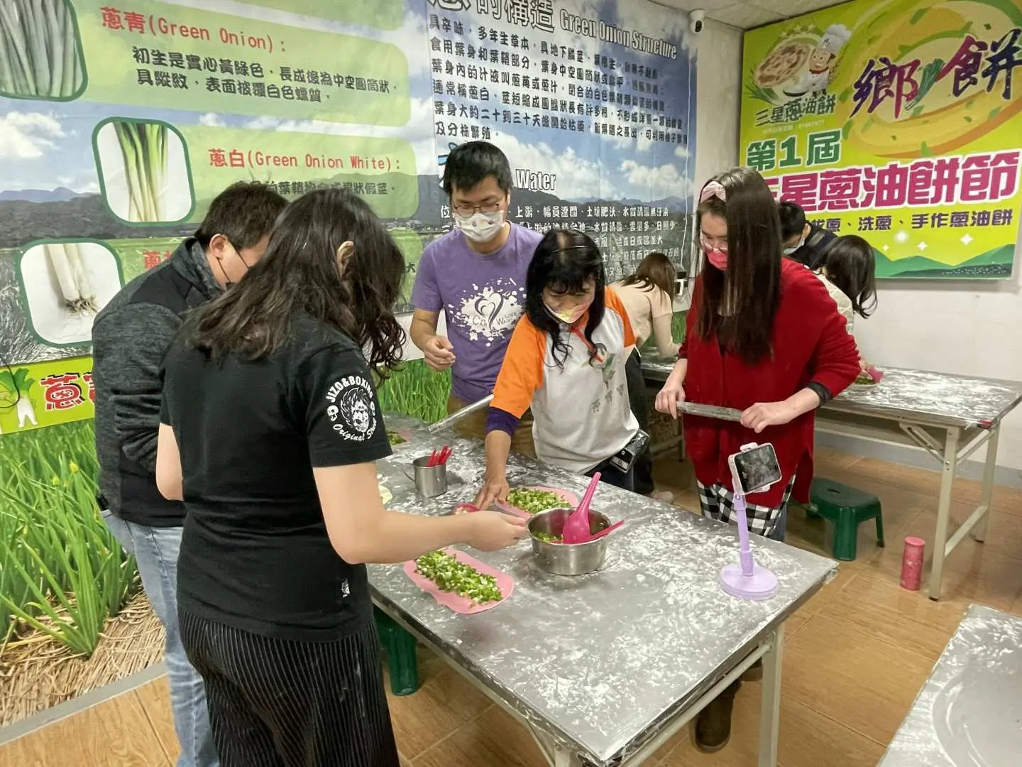學員們在宜蘭蔥寶寶體驗農場的教室內，專注於馬卡龍蔥多餅DIY體驗，在老師指導下製作。