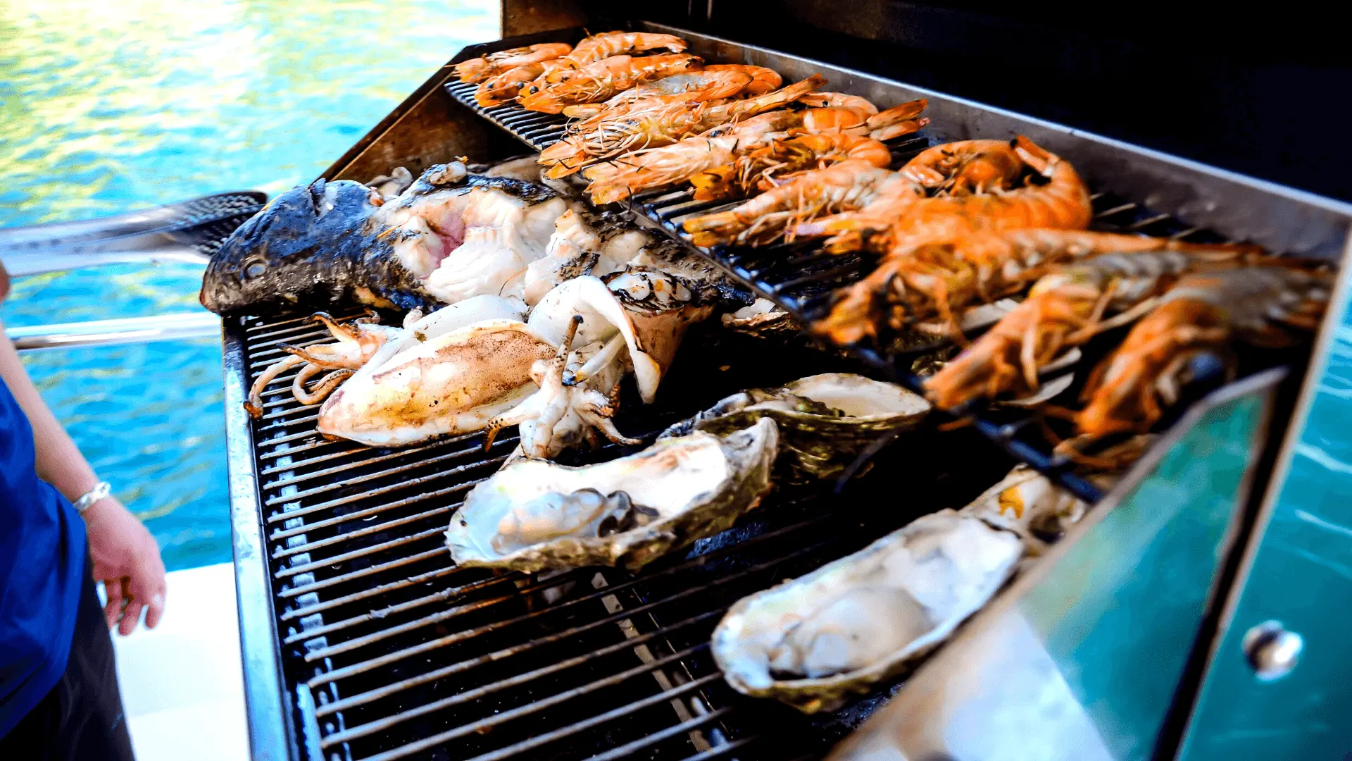休息，在船上享用烧烤午餐。