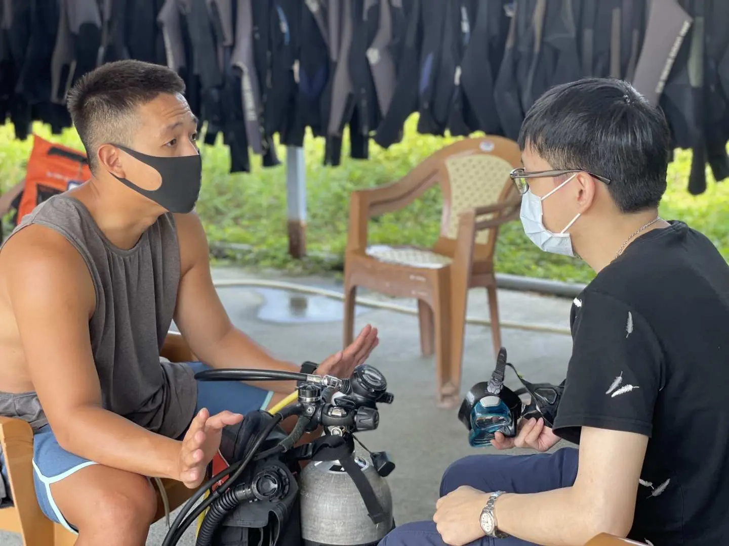 小琉球潛水教練與學員進行潛水前的裝備檢查與詳細解說，確保安全又愉快的體驗潛水。