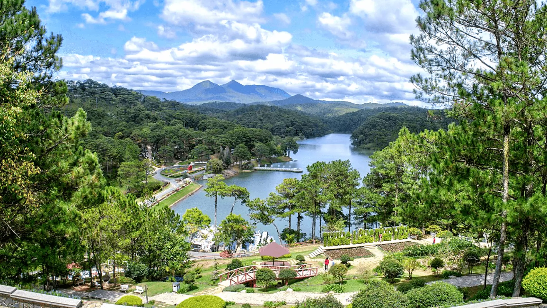 愛情谷：這個浪漫的風景已經為越南和外國遊客所熟知，有山谷、松樹林和美麗的大天湖。