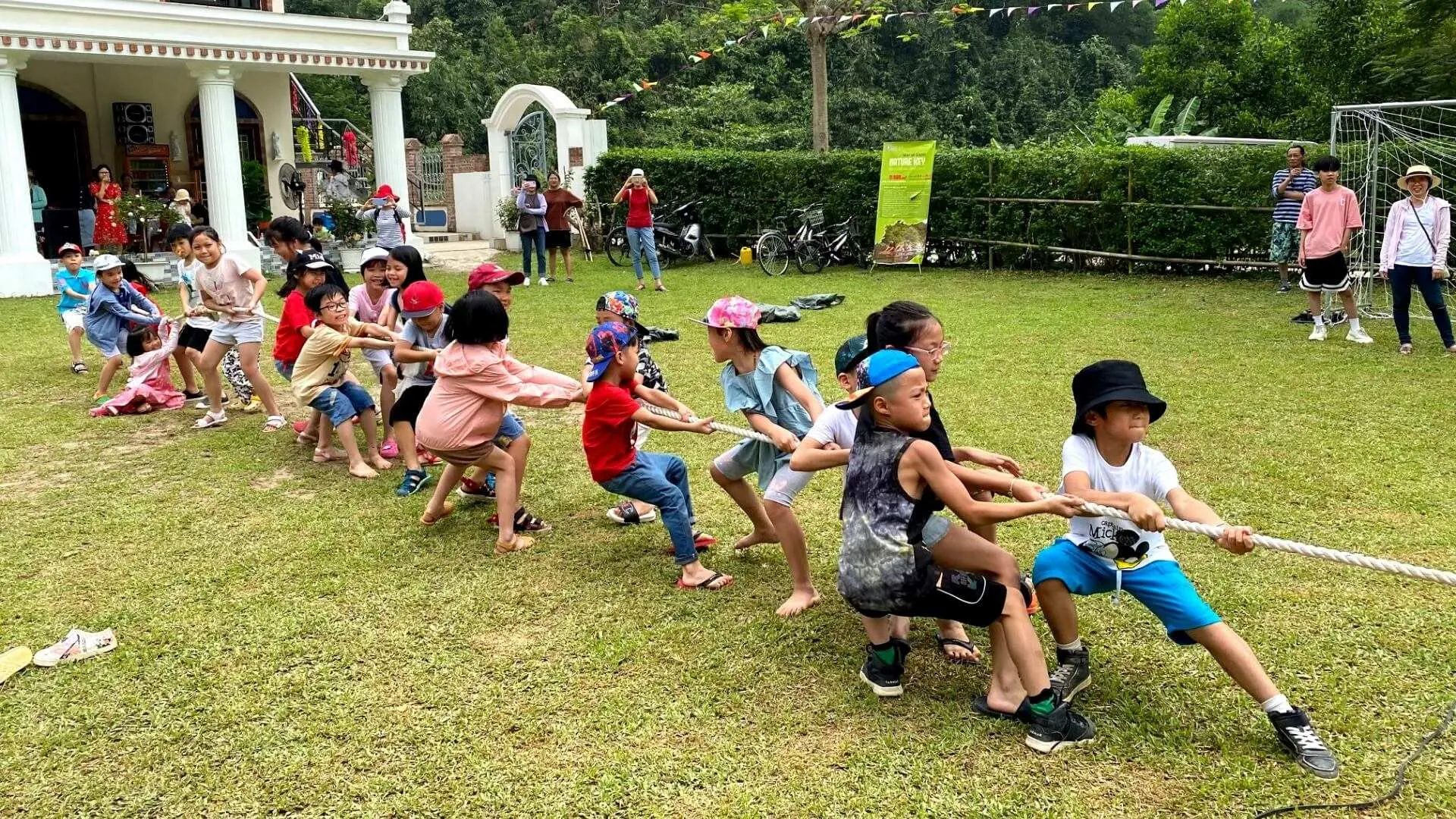 体验传统的民间游戏。
