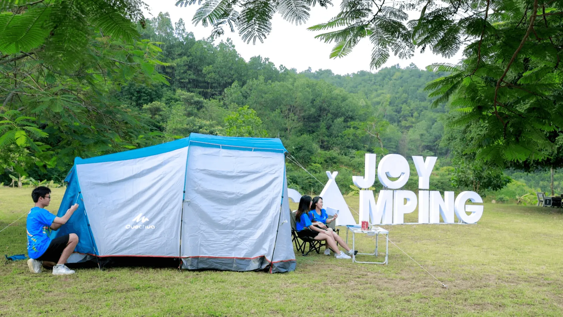 欢迎来到和平省 Yen Mong 的 Joy Camping。登记入住并领取帐篷。您可以花一些时间四处走走并拍照。