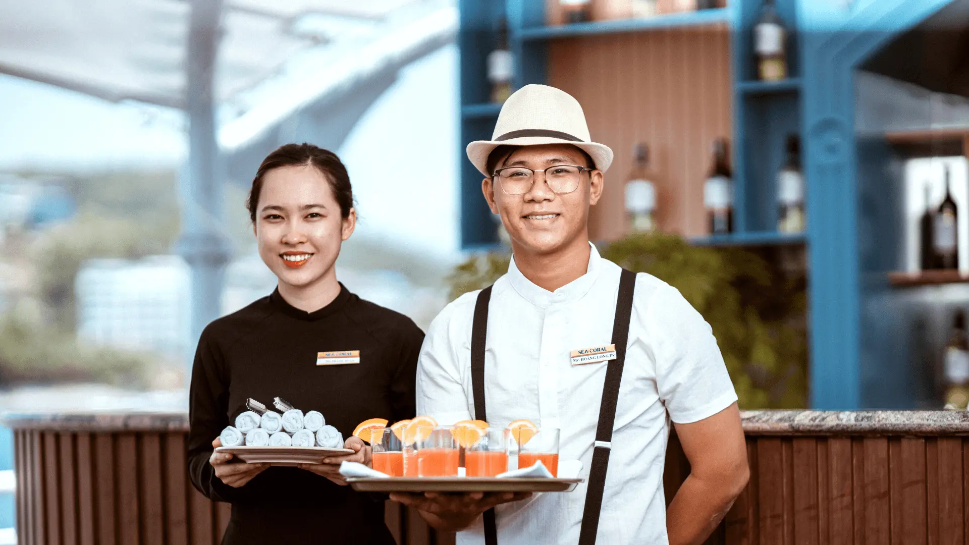Lời chào nồng nhiệt từ đội ngũ nhân viên chuyên nghiệp. Người quản lý tàu sẽ giới thiệu về Vịnh Nha Trang và hành trình cùng với các hướng dẫn an toàn trong khi bạn thưởng thức đồ uống chào mừng. Sau đó chiêm ngưỡng cảnh hoàng hôn mê hoặc trên vịnh Nha Trang trong lúc thưởng thức Canapé và đắm mình trong giai điệu của âm nhạc cổ điển trên Sundeck, ngắm nhìn thành phố Nha Trang lên đèn từ trên vịnh.