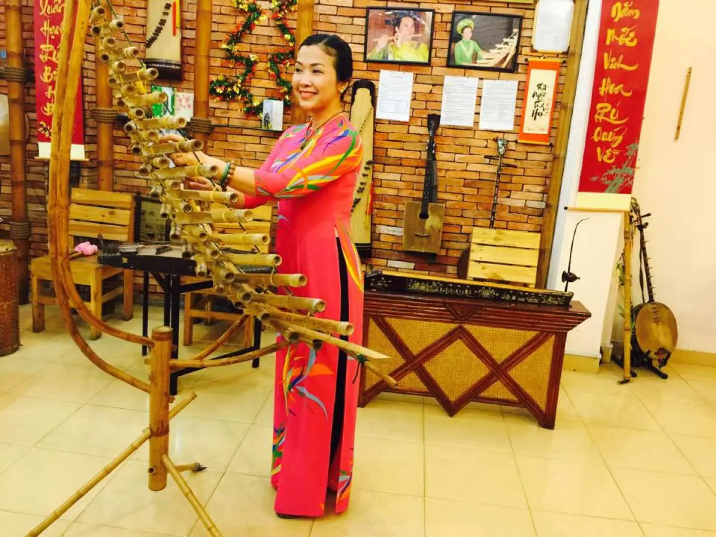 Biểu diễn các bài nhạc về Sài Gòn – Thành Phố Hồ Chí Minh với các nhạc cụ dân tộc như T’rưng, sáo trúc, đàn bầu, đàn tranh, ...