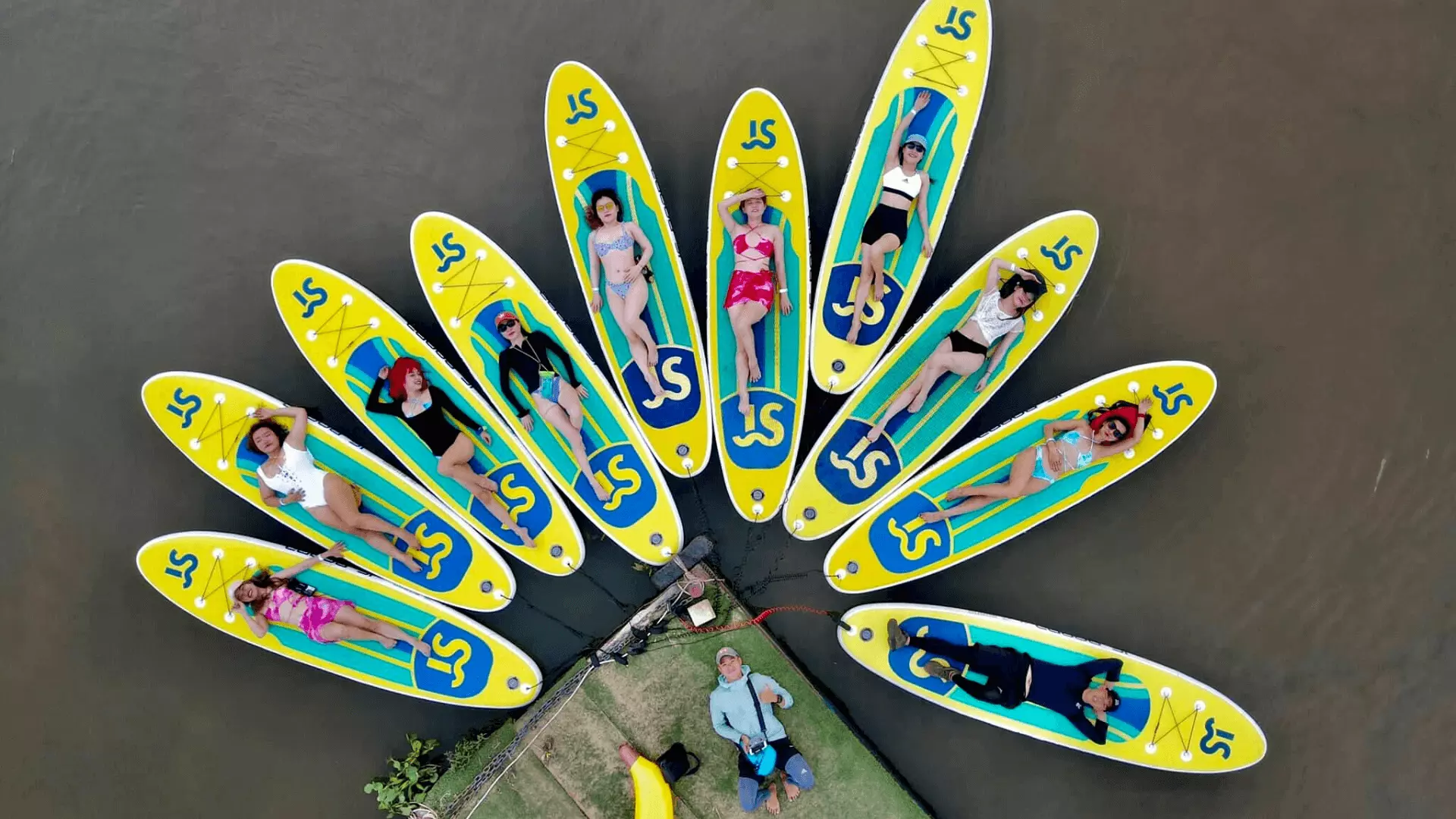 Gather at the meeting point at Thanh Da sports center. Change clothes, listen to basic instructions on how to row SUP.