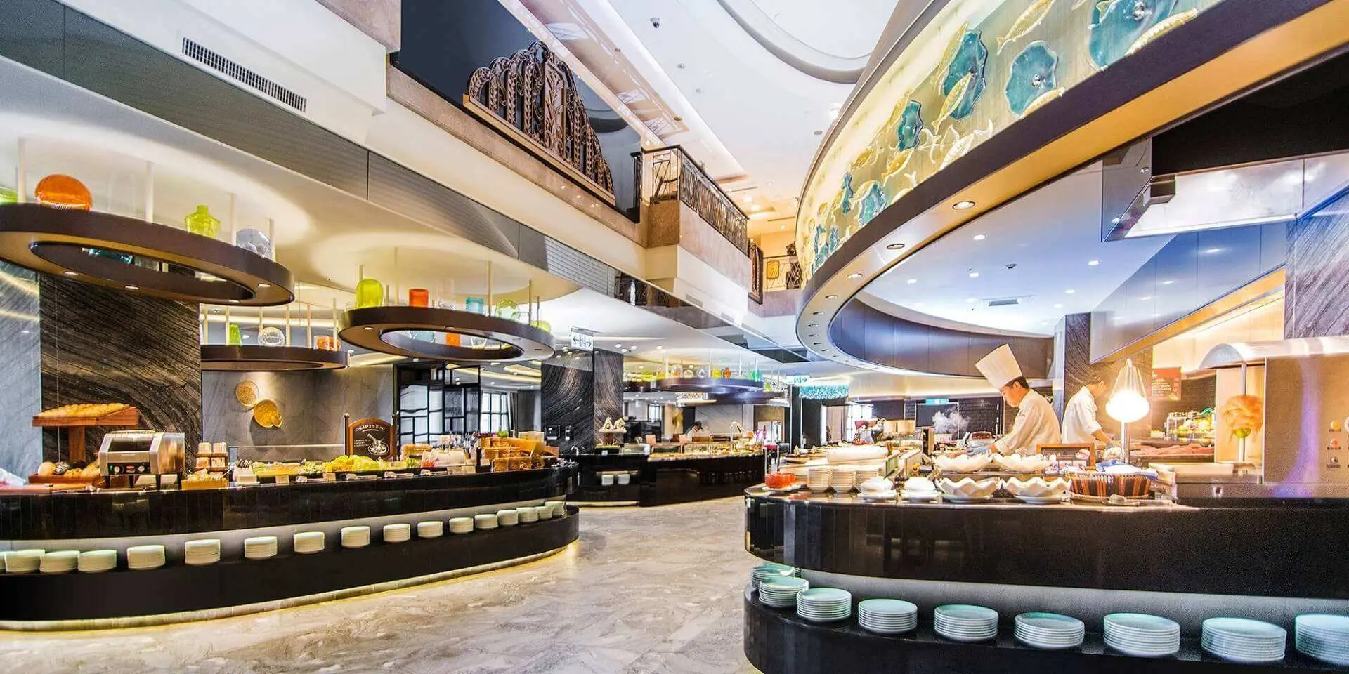 在43楼汉来港自助餐厅享用早餐