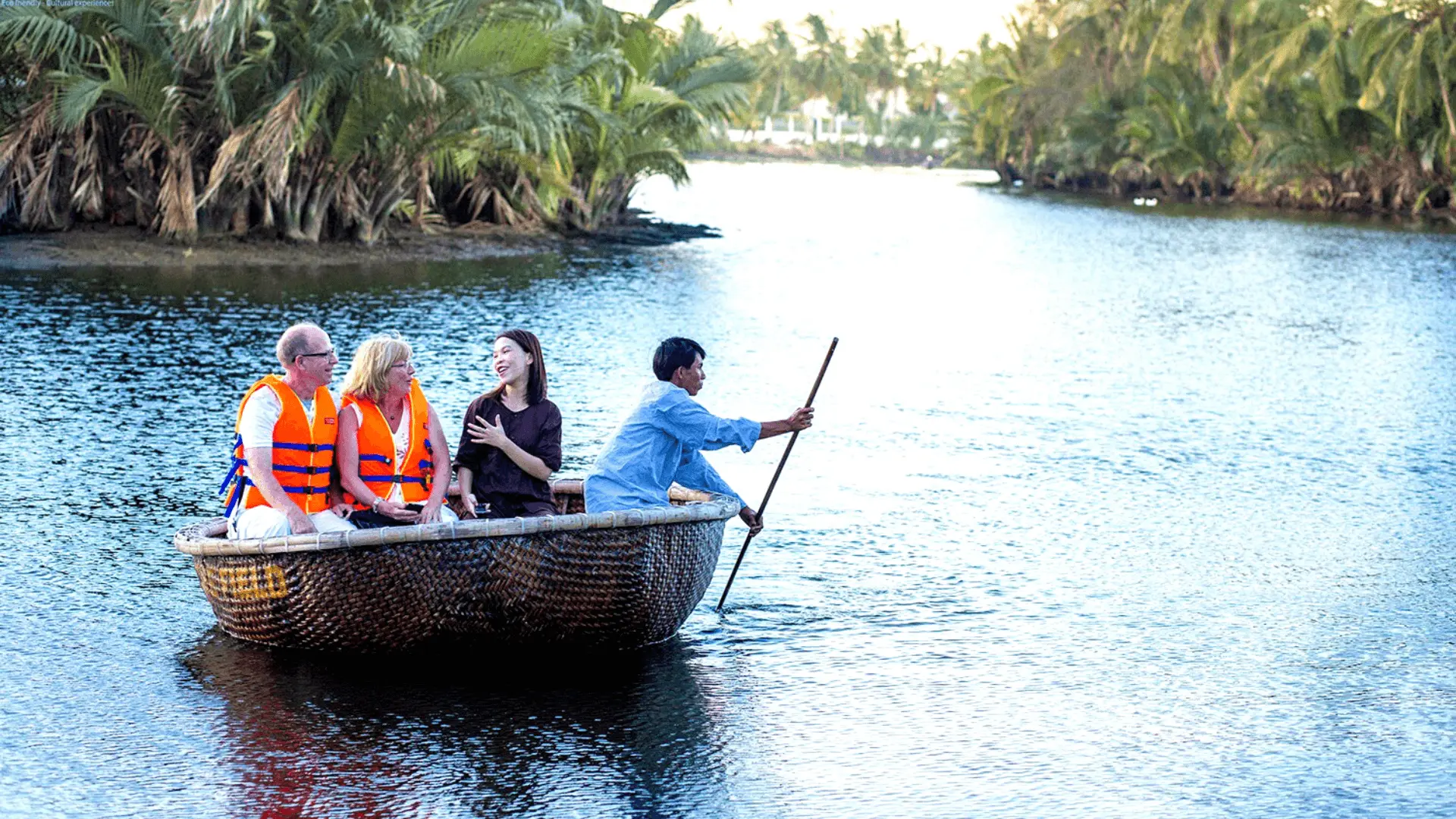 Sau đó, rời trang trại để đi thuyền thúng dọc theo Sông Đò đến Nhà hàng The Field. Bạn có thể thưởng thức cảnh đẹp hoặc cuộc sống đánh cá của dân địa phương trên đường đến đó.