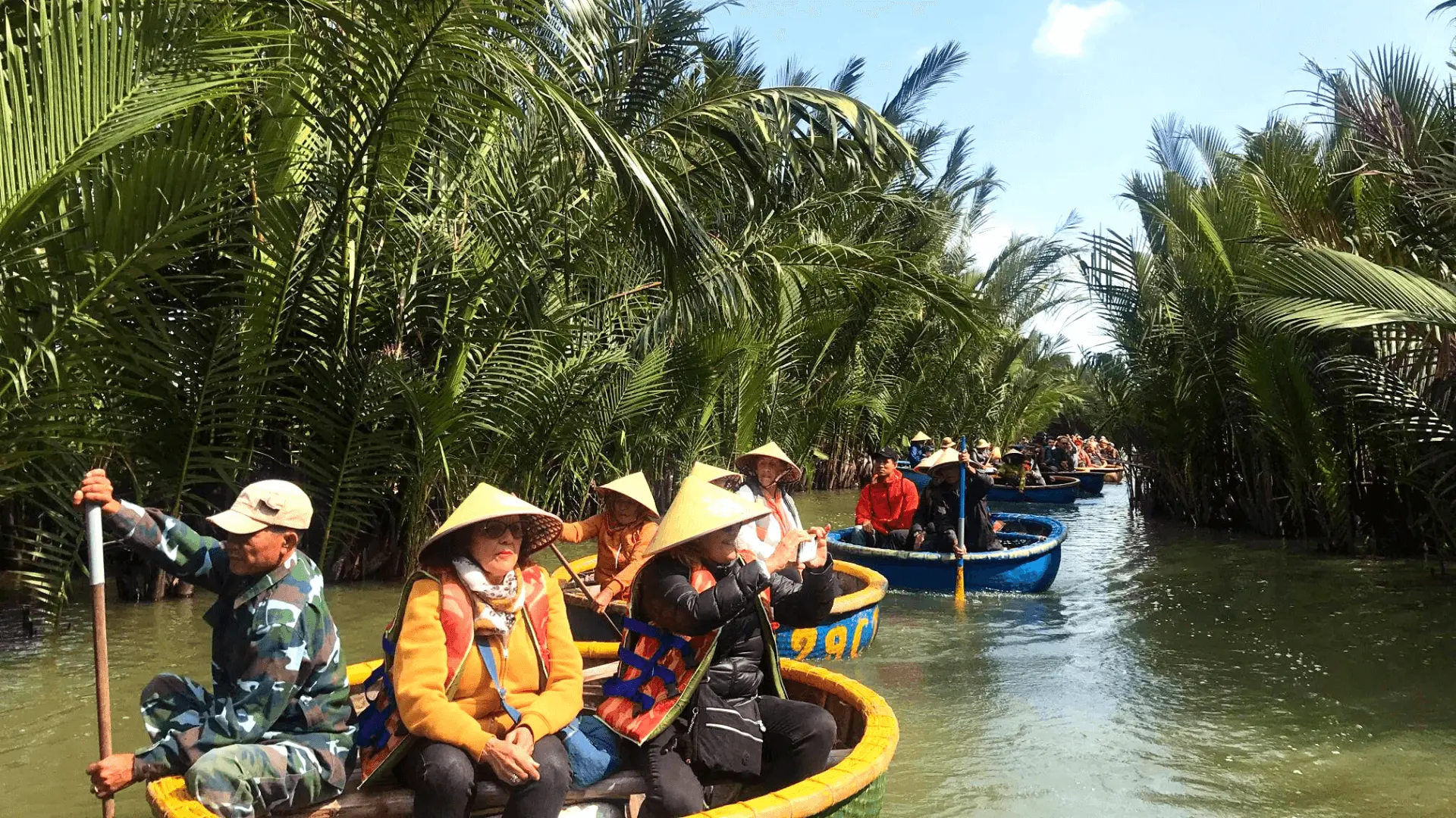 Move deep into the water coconut forest in Cam Thanh Village by locally handmade bamboo basket boat. Listen to a brief introduction Cua Dai about the history of this unique area. Fishermen will show you how to catch the crabs and make origami with water coconut leaf.