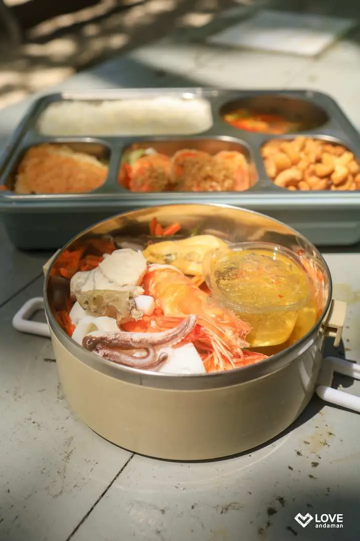 シミラン諸島で提供される美味しい本格的なタイ風弁当ランチ。新鮮なシーフードと地元の珍味が含まれており、島のピクニックに最適です。