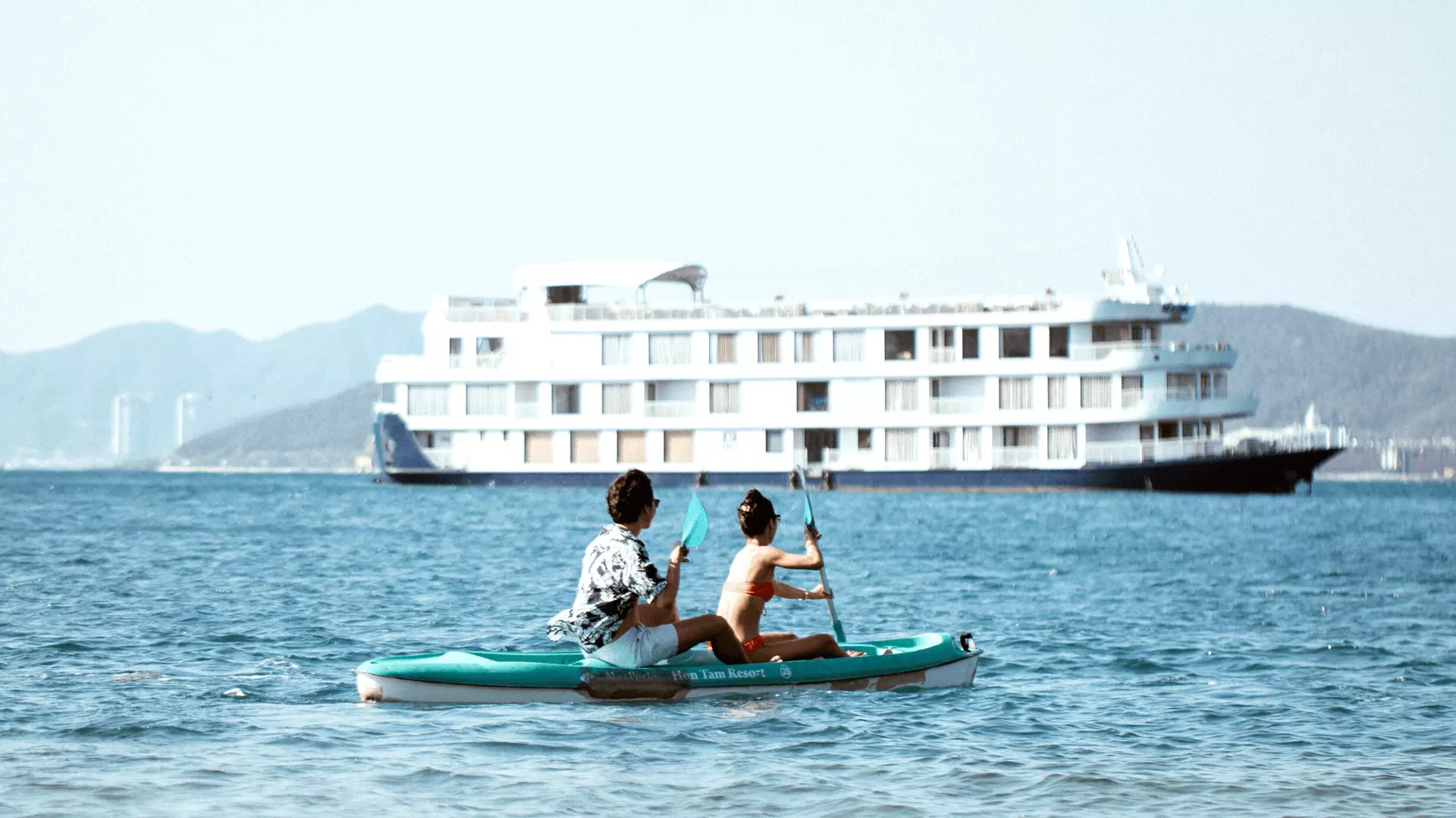 免費使用項目中包含的服務：體驗美麗的海灘、浮潛觀賞珊瑚或劃皮划艇。