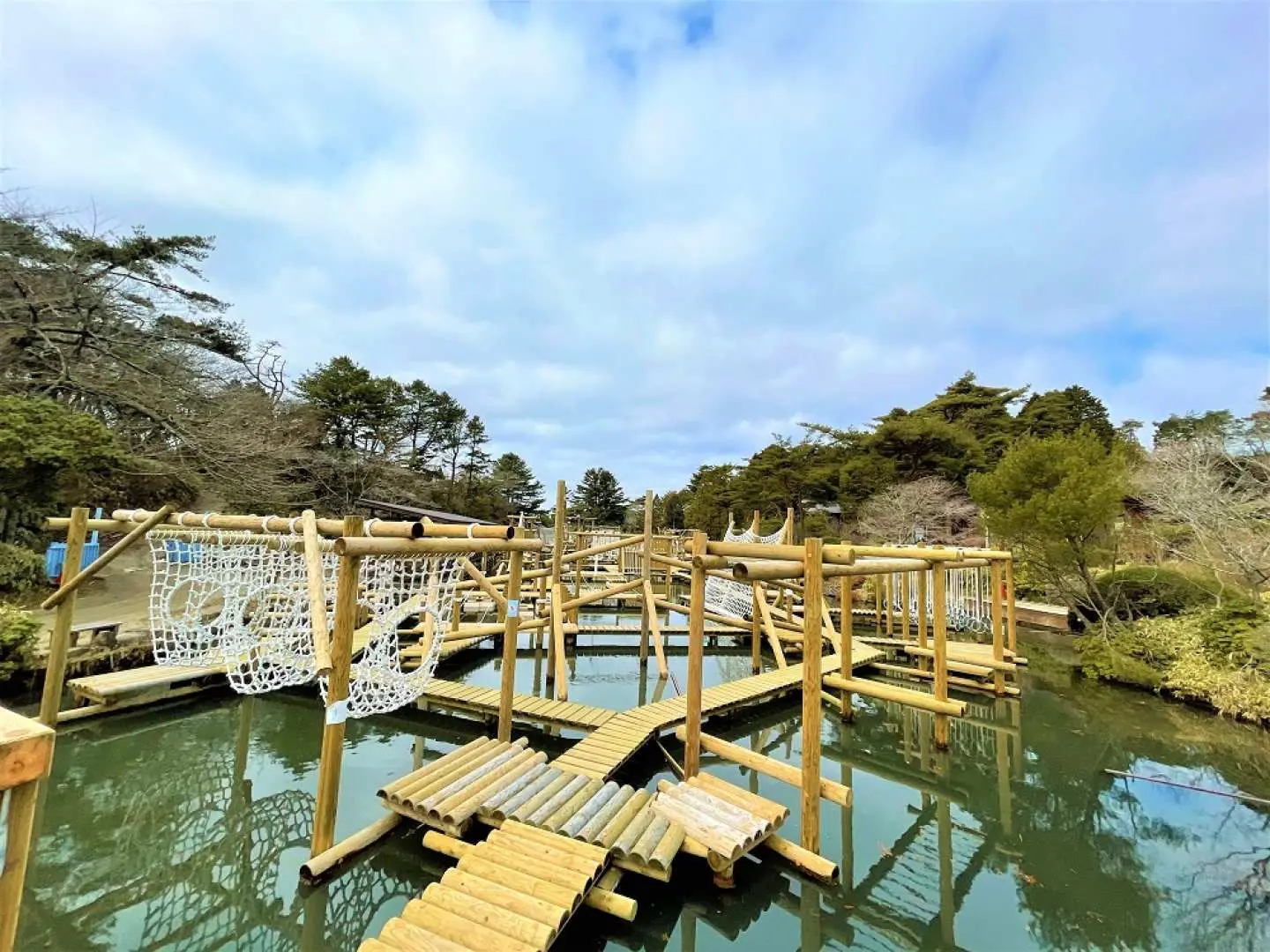 日本六甲GREENIA運動公園廣闊的水上關卡，由木橋與繩網構成，提供遊客挑戰各式平衡與攀爬技巧。