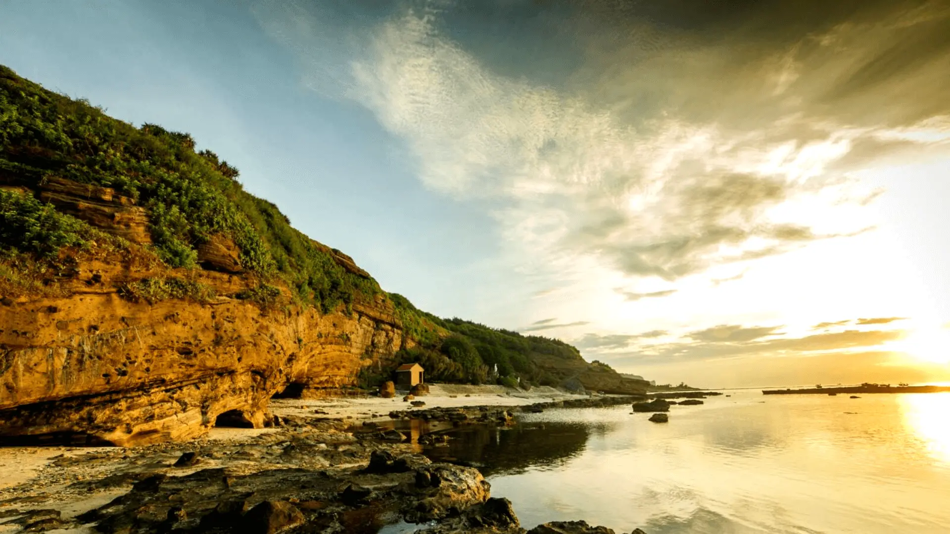 Start exploring Lớn Island (Big Island - Ly Son consists of 2 islands, the main island and another smaller one): Hang Pagoda, Cau Cave, The Museum, exhibition house of Hoang Sa Fleet, conquer Thoi Loi mountain peak, take some photos at the National Sovereign Flagpole, explore the fields of onions and garlic.