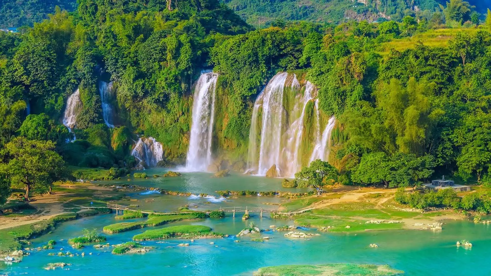 In the afternoon, you visit Ban Gioc Waterfall, a waterfall with a height of 53m, divided into 3 floors is considered the most beautiful waterfall in Vietnam and the largest waterfall in Southeast Asia. The waterfall is also a place bordering China with a landmark of the sacred sovereignty of the Fatherland. Continue the journey, you visit Nguom Ngao Cave - one of the longest and most beautiful caves in Vietnam with many rich legends of the Tay ethnic group.