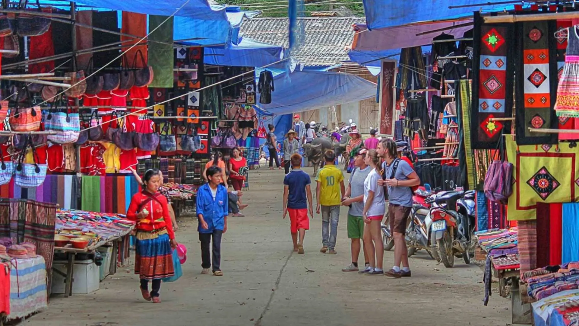在餐厅享用早餐。之后，您有空闲时间可以四处走走，探索每周日早上举行的 Bac Ha 市场。这个市场之所以出名，是因为它至今仍保留着越南高原民族的原始风貌和特色。