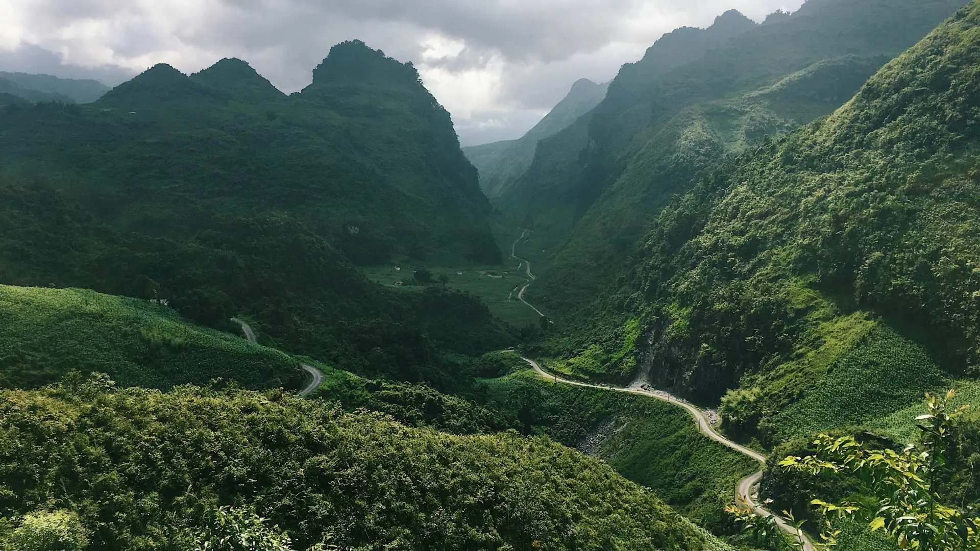在當地餐廳享用午餐。午餐後，繼續前往河江。去泉巴的路上，去泉巴天門，可以看到潭山鎮。作為一座詩情畫意的山，泉壩雙山出現在層層疊疊的石山梯田之中。這座山與“古仙山”的傳說有關，其奇形怪狀的形狀使遊客驚嘆於大自然的偉大美景。