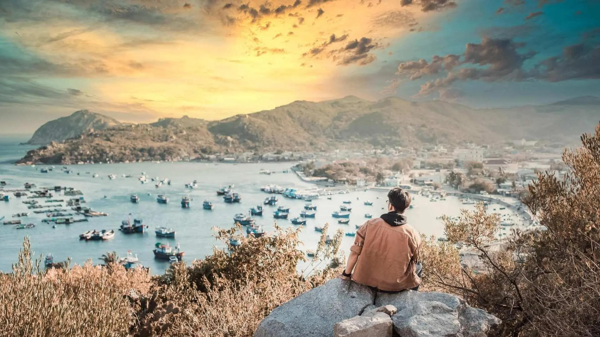 เมื่อเดินทางถึงหมู่บ้านชาวประมง Vinh Hy เรือท้องกระจกจะพาคุณเยี่ยมชมแนวปะการังหลากสีสัน ปลาทะเลหลากสีสันจำนวนนับไม่ถ้วน ไม่ว่าจะเป็นสีน้ำเงินหรือสีแดง สีเหลือง…. ในอ่าว Vinh Hy คุณสามารถเลือกดำน้ำลึกเพื่อดูปะการังได้