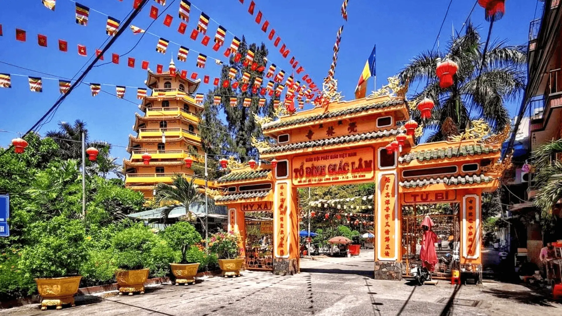 Visit Giac Lam Pagoda - the first temple in Ho Chi Minh City with ancient architecture of more than 300 years old.