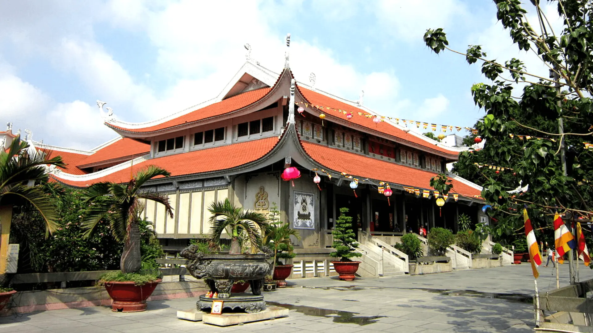 Move to Vinh Nghiem Pagoda - one of the most famous and sacred temples in Ho Chi Minh City.
