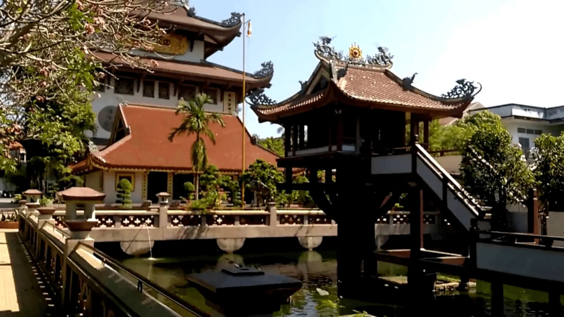 搬到 Mot Cot Thu Duc Pagoda - Nam Thien Nhat Tru。这个地方有一个独特版本的“Lien Hoa Dai”独柱塔 - 一座建于河内首都李朝时期的木塔。