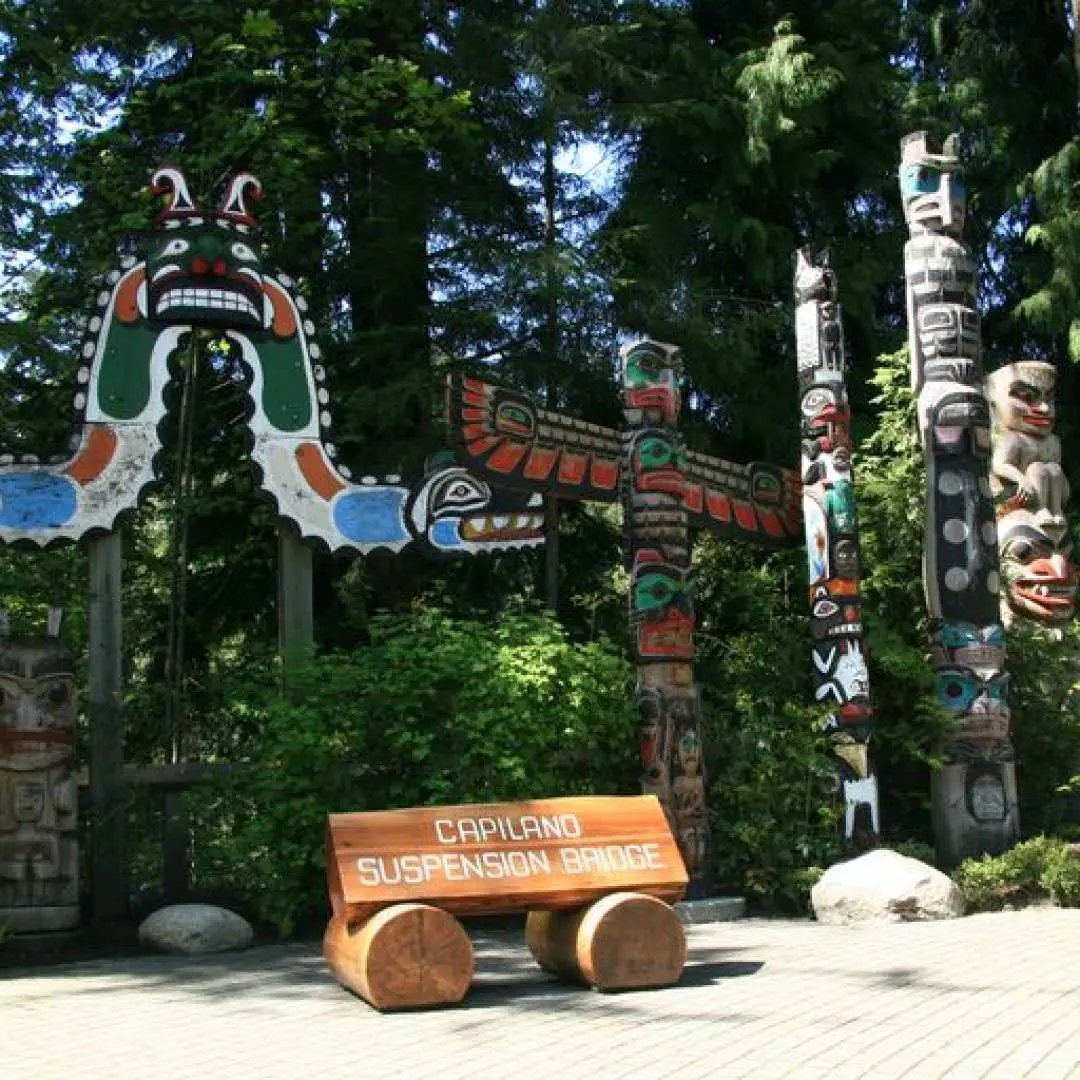 卡皮拉诺吊桥公园郁郁葱葱的森林中，高耸着色彩鲜艳的图腾柱，为您的温哥华私人之旅带来丰富文化体验与如画般风景。