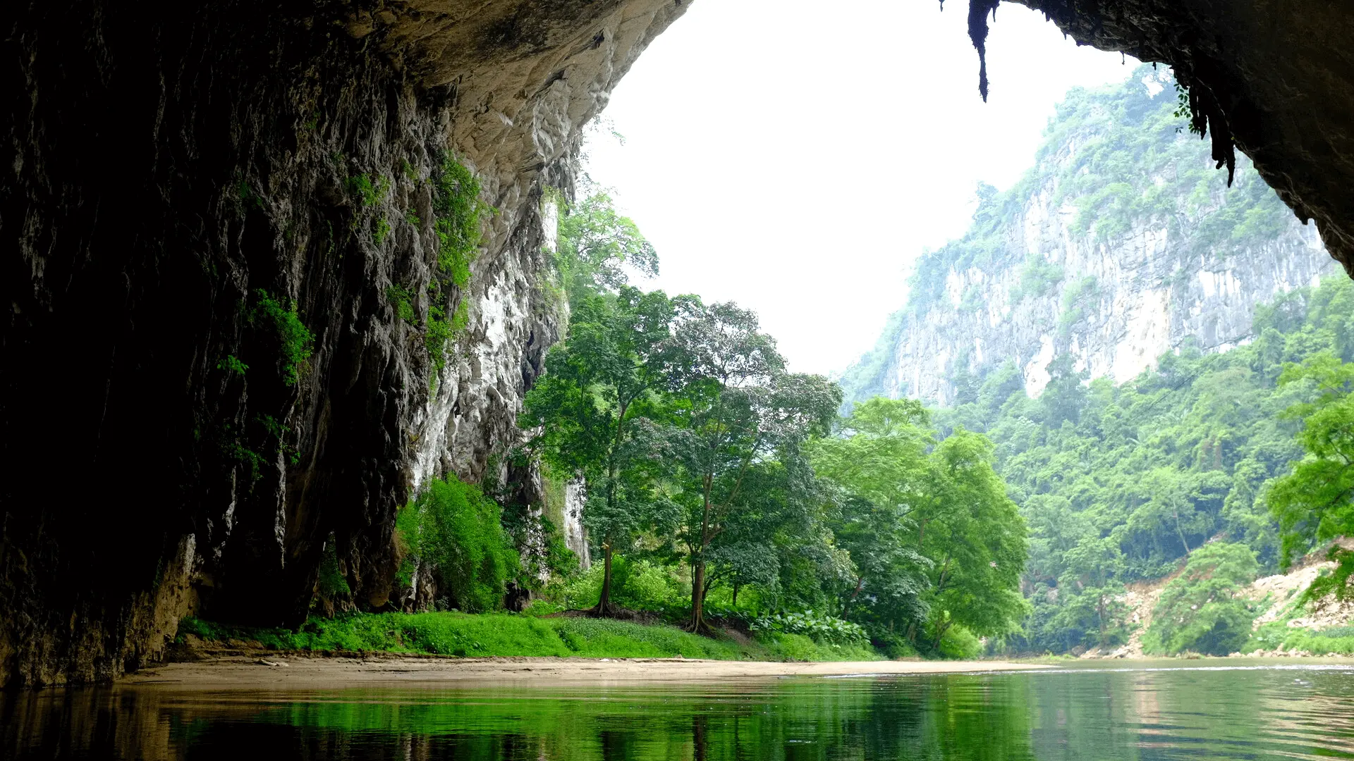 沿着 Nang River 的路线到达 Puong Cave，这是一个以石灰岩钟乳石、石笋和神秘蝙蝠为特色的隧道洞穴