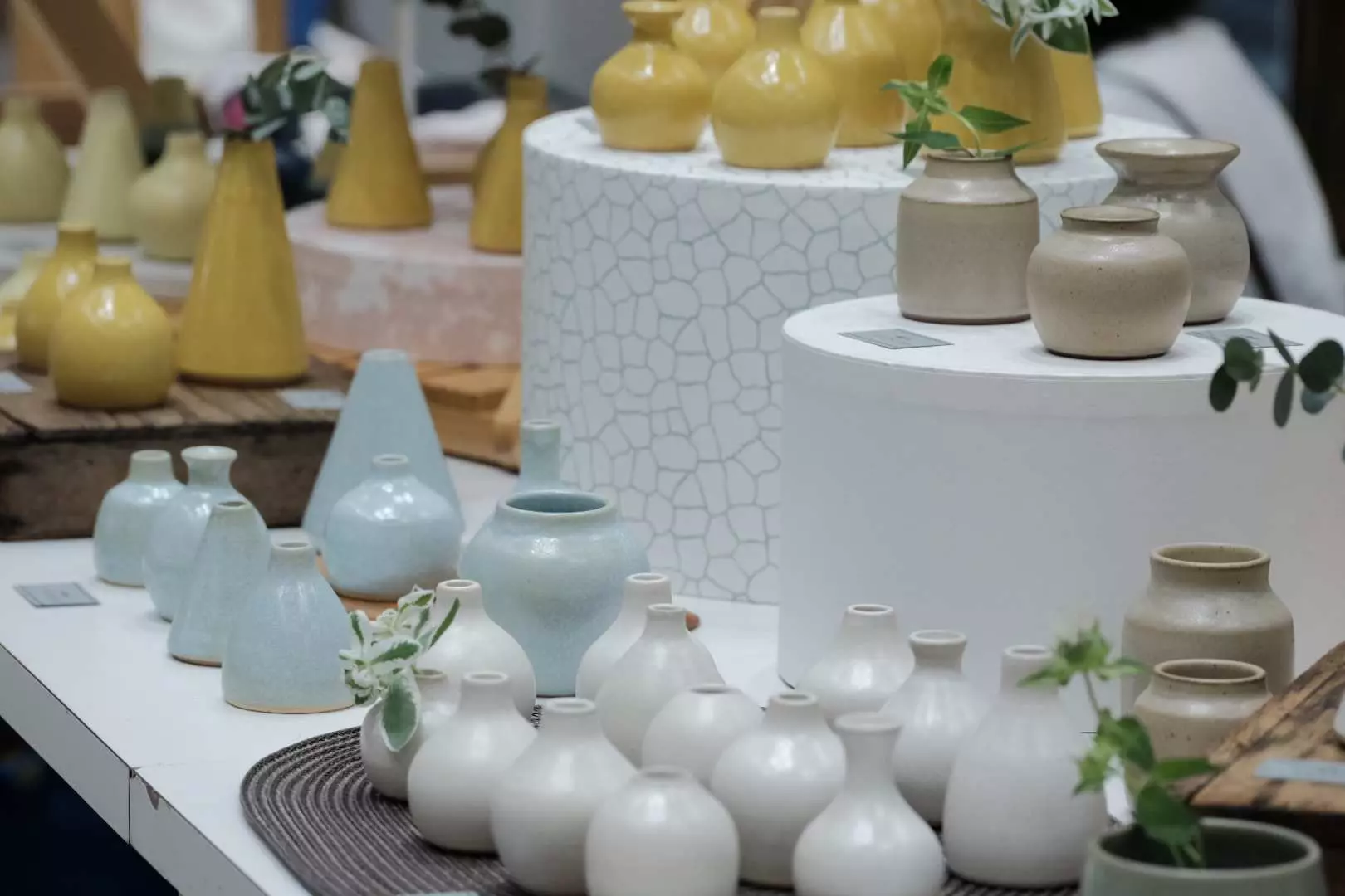 HandMade In Japan Fes で展示されている美しい手作り陶磁器。様々な形とパステルカラーの花瓶や装飾品が並び、日本のクリエイターによる独自の工芸美学を際立たせている。