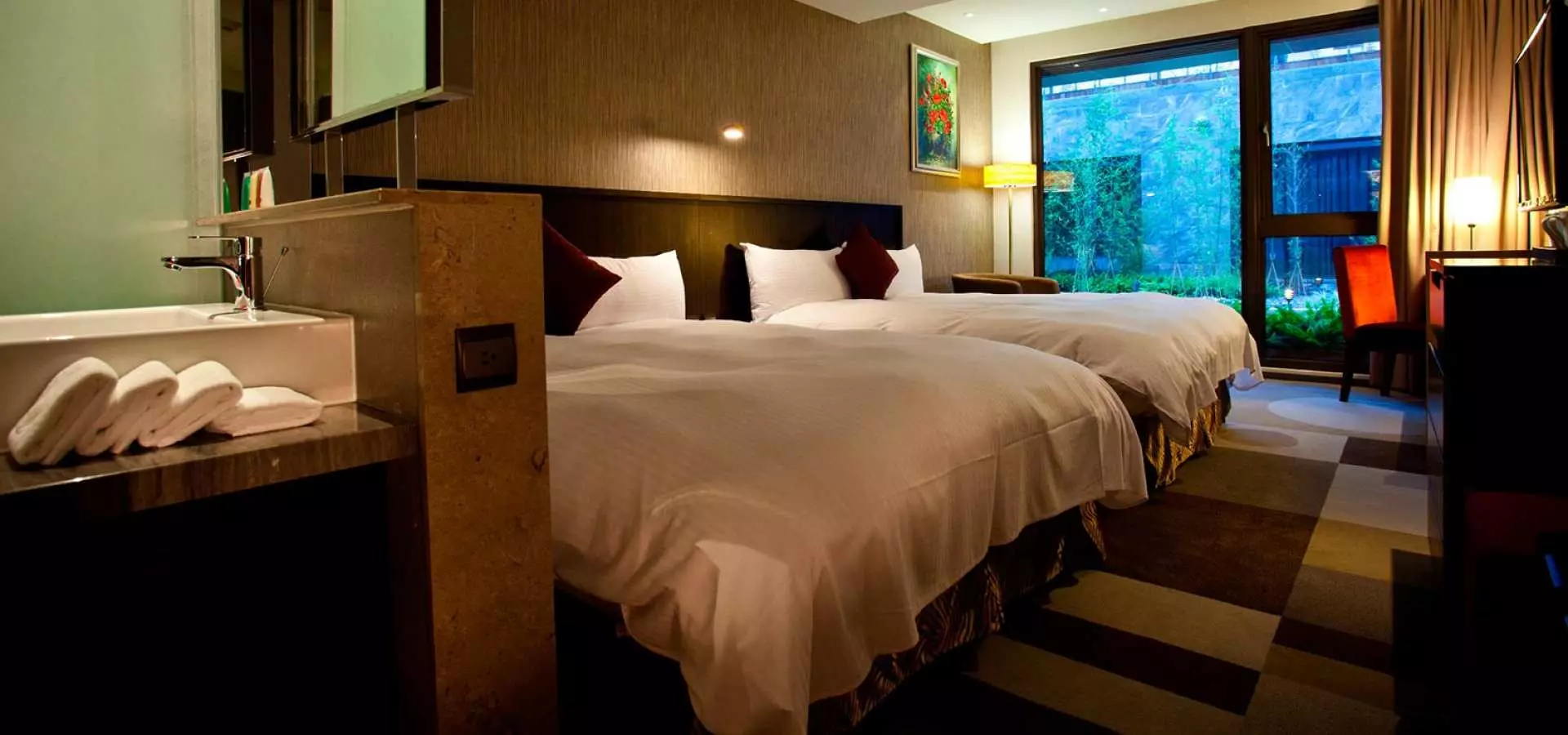 Taichung Fengjia In Sky Hotel & High Speed Rail Round Trip Ticket