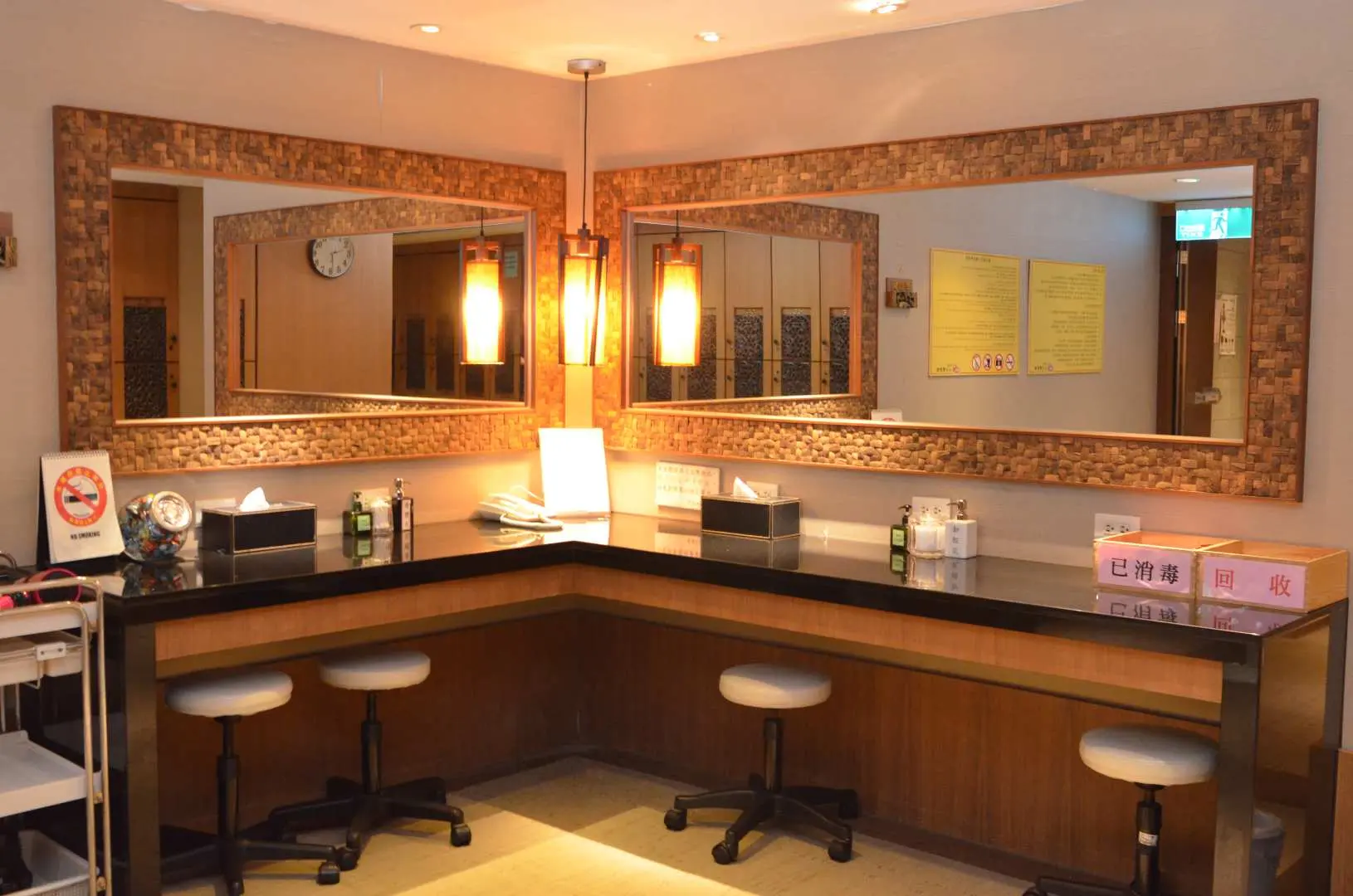 Beitou Shanshui Le Lodge's public hot spring bath offers a bright and spacious dressing area with an L-shaped vanity counter and large mirrors for post-soak grooming.