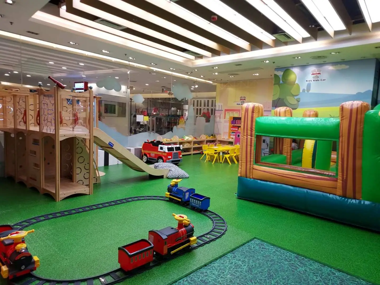 尖沙咀Kids Kids Car兒童動靜皆宜天地，設有木質攀爬架、滑梯、小火車軌道及充氣彈床，讓小朋友盡情放電，活動四肢。