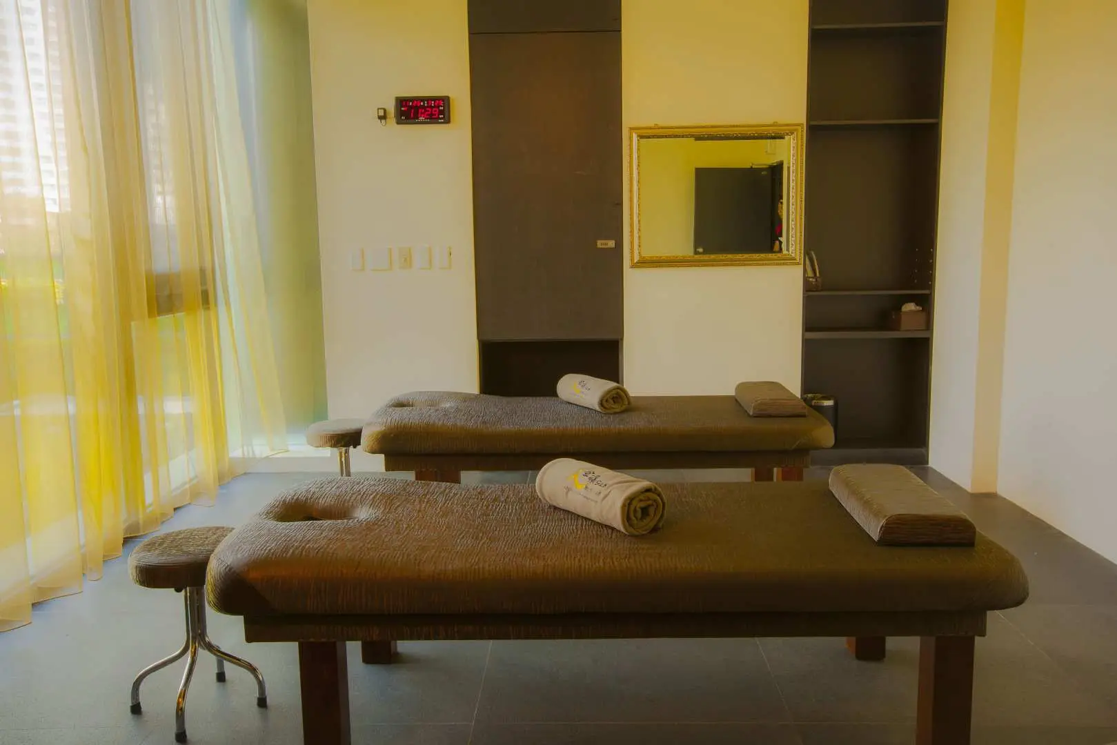 金礦928頂級會館的獨立按摩包廂，提供兩張按摩床與舒適環境，確保顧客享有私密且放鬆的舒壓體驗。