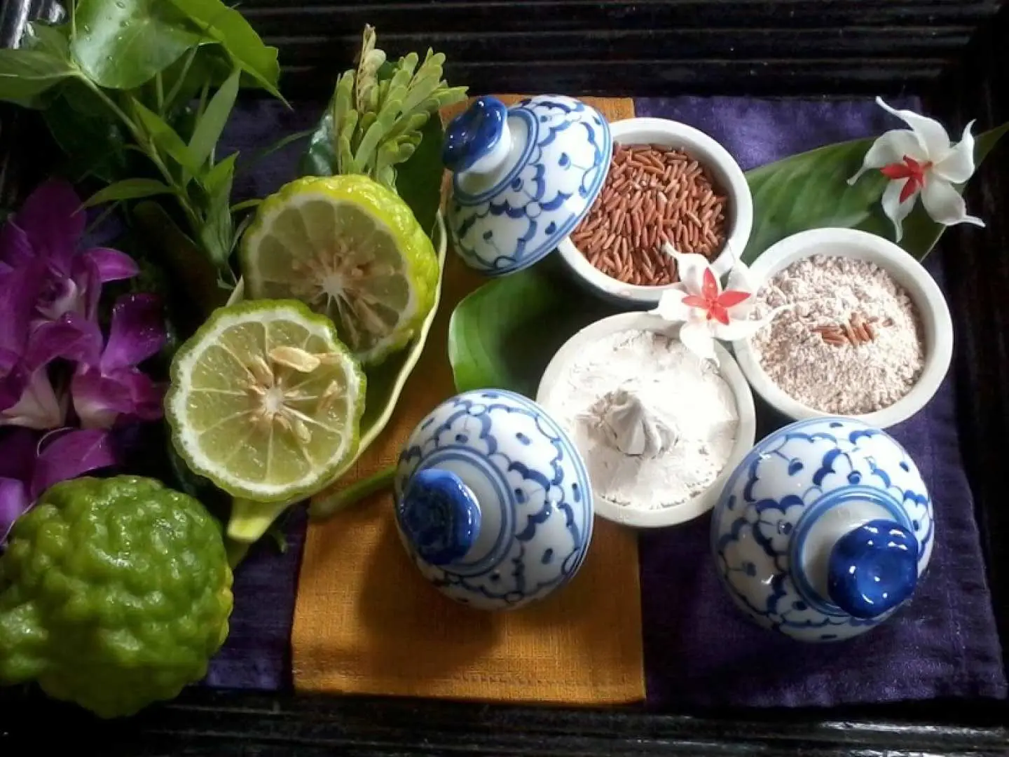 การจัดแสดงส่วนผสมสปาไทยจากธรรมชาติสดใหม่ที่ธารธาราสปา ภูเก็ต ประกอบด้วยมะกรูด ข้าวแดง และสมุนไพรนานาชนิดสำหรับการบำบัดที่แท้จริง