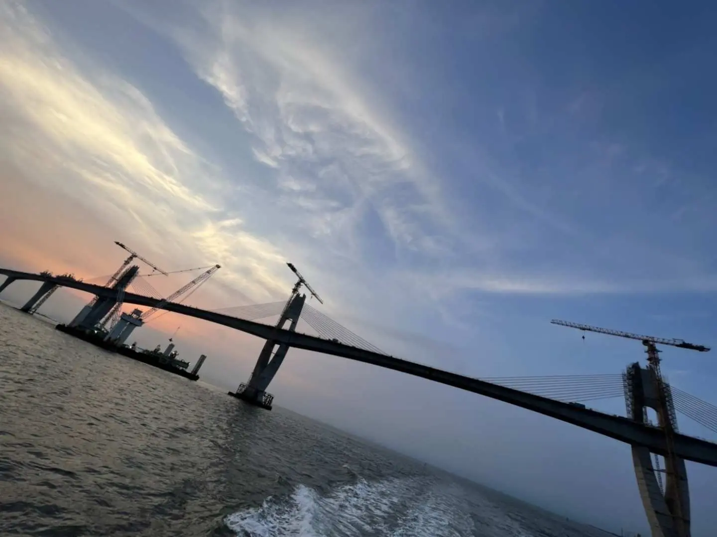 金門大橋壯觀的橋墩結構，在夕陽餘暉下呈現獨特剪影，體驗從海上角度欣賞金門地標。