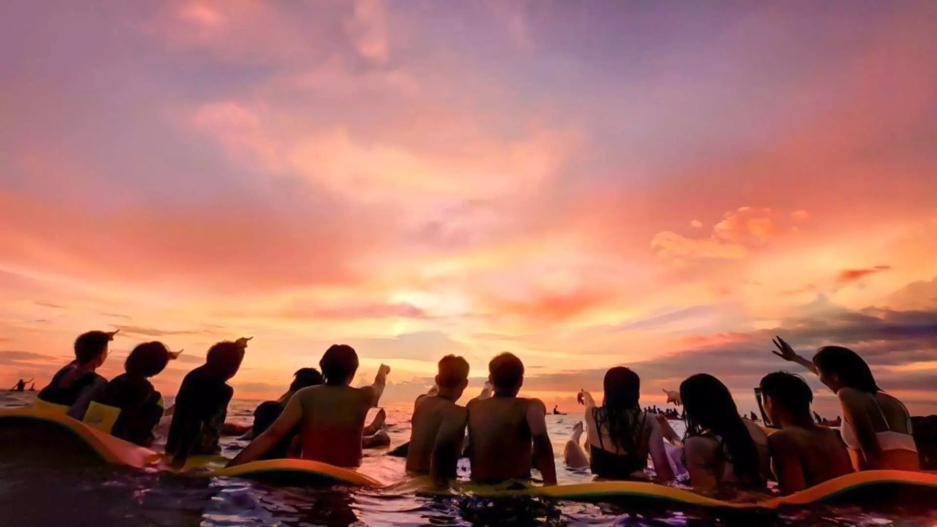 小琉球傍晚，遊客在海上欣賞夕陽餘暉的剪影，橘紅色的天空與海面交織成夢幻美景。