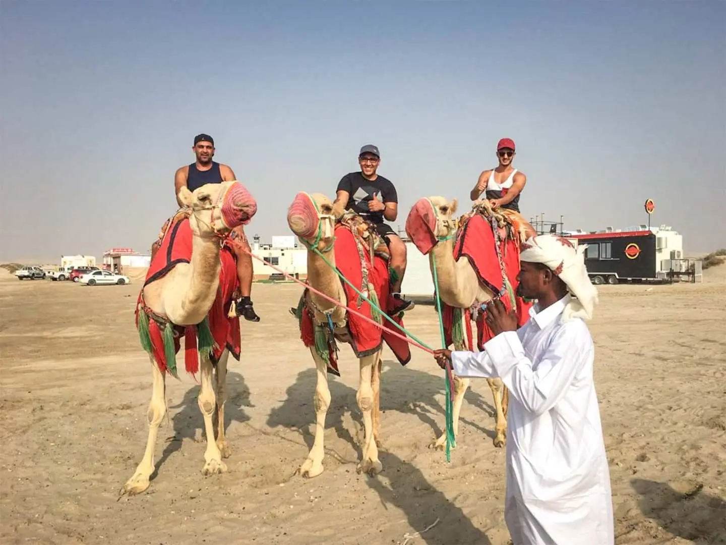 Du khách trải nghiệm cưỡi lạc đà truyền thống trên sa mạc Doha, được hướng dẫn viên địa phương dẫn dắt, khám phá cảnh quan cát rộng lớn một cách độc đáo.