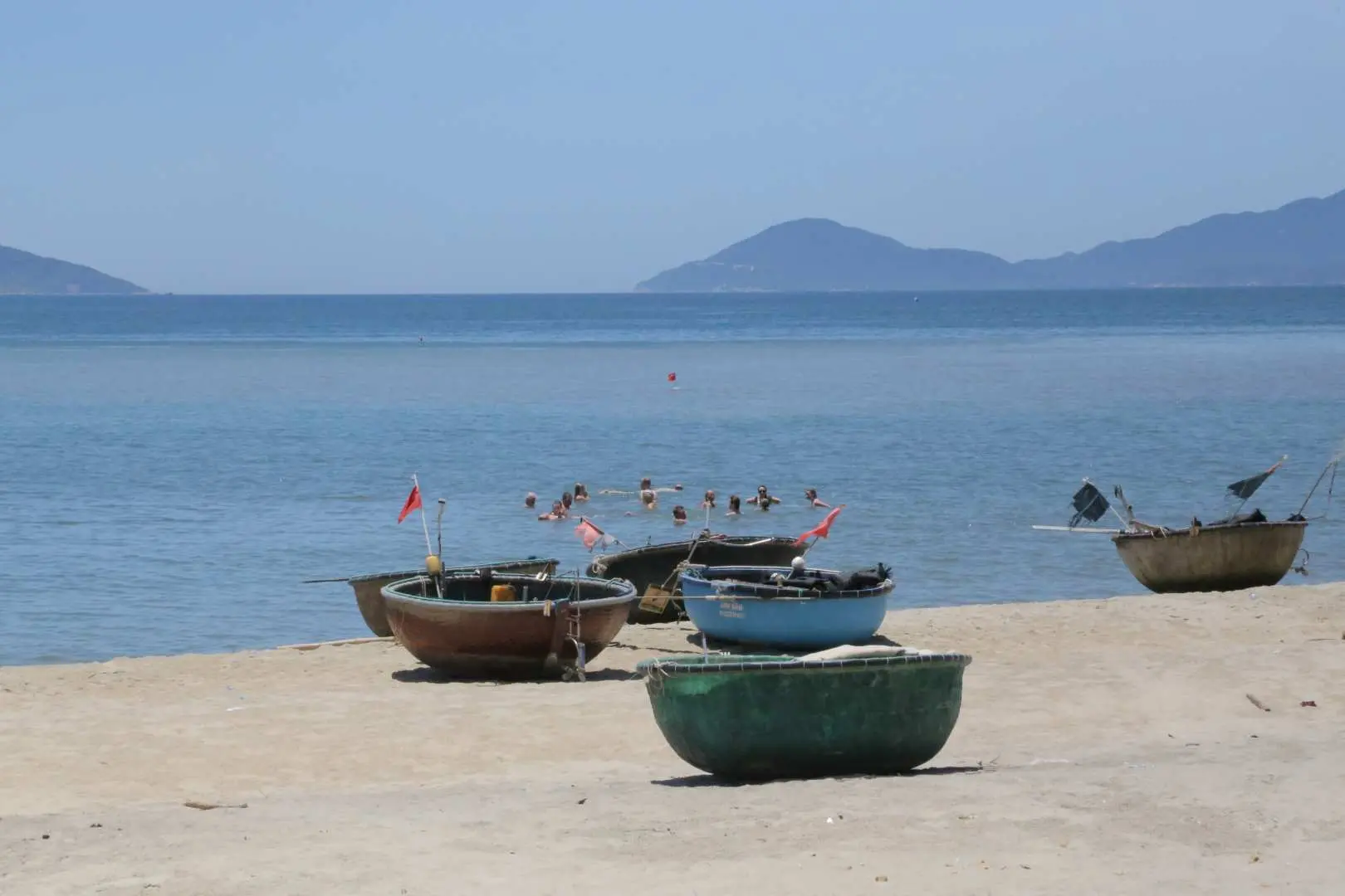ランチの後は、網で魚釣りをしたり、海でカゴボートを漕いだりできます。最後に、リラックスしてビーチで泳ぎましょう
