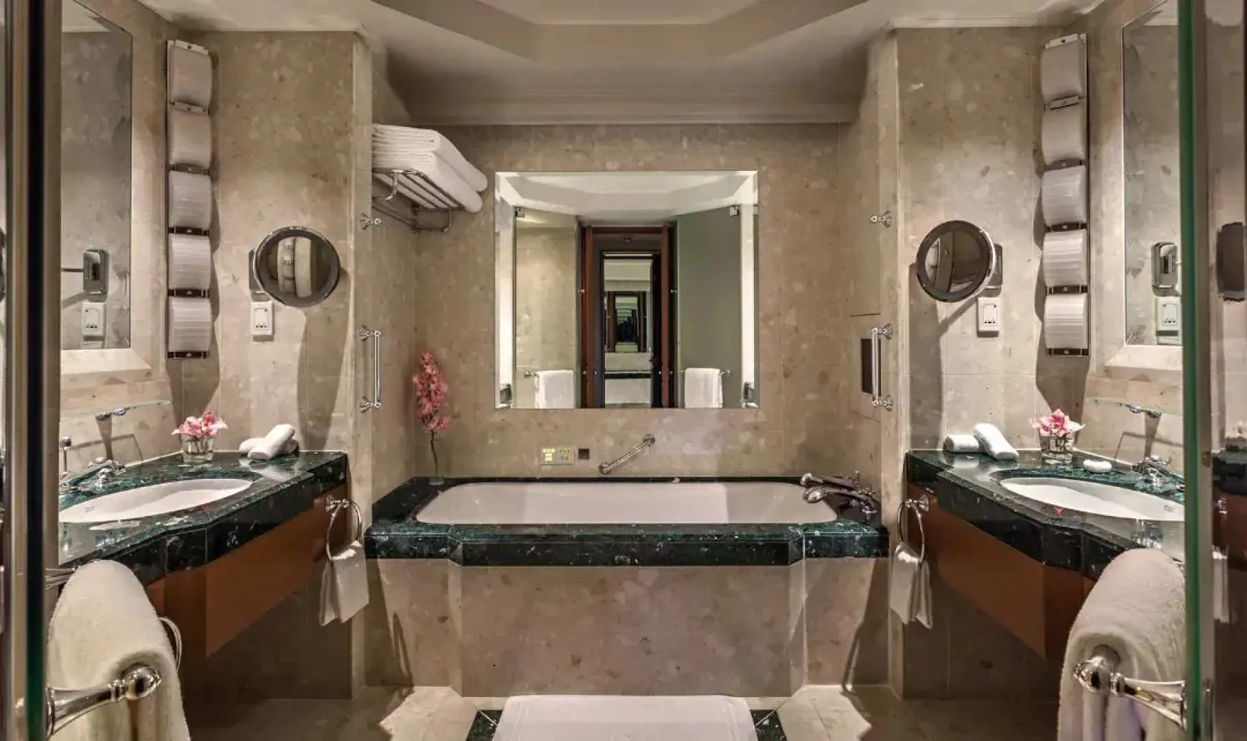 [KKday Exclusive] Stay with Breakfast, Peninsula Bangkok