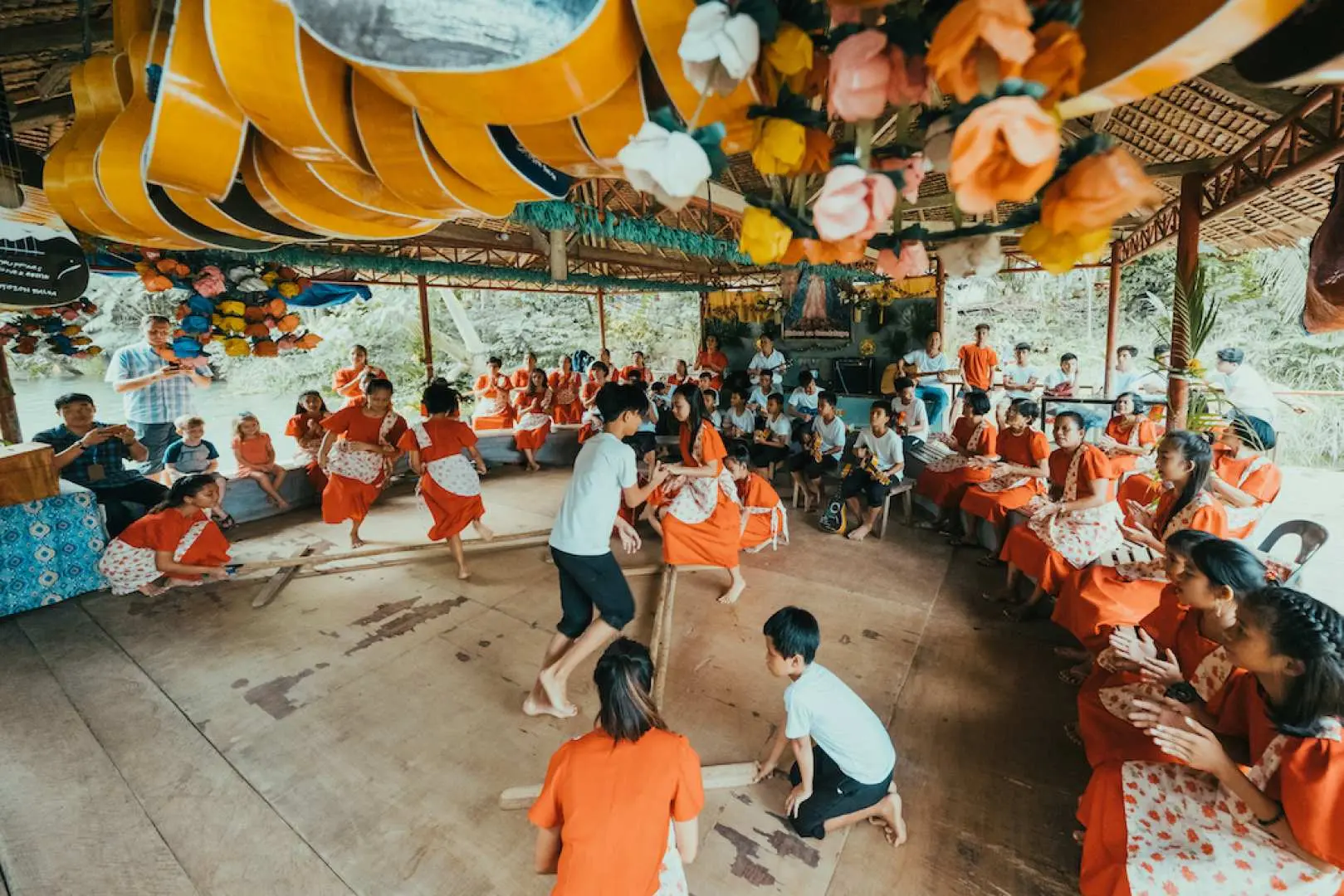 Màn trình diễn văn hóa trong chuyến du thuyền ăn trưa trên sông Loboc ở Bohol, các vũ công trong trang phục truyền thống biểu diễn điệu nhảy truyền thống Philippines đầy sôi động, tăng thêm niềm vui cho hành trình.