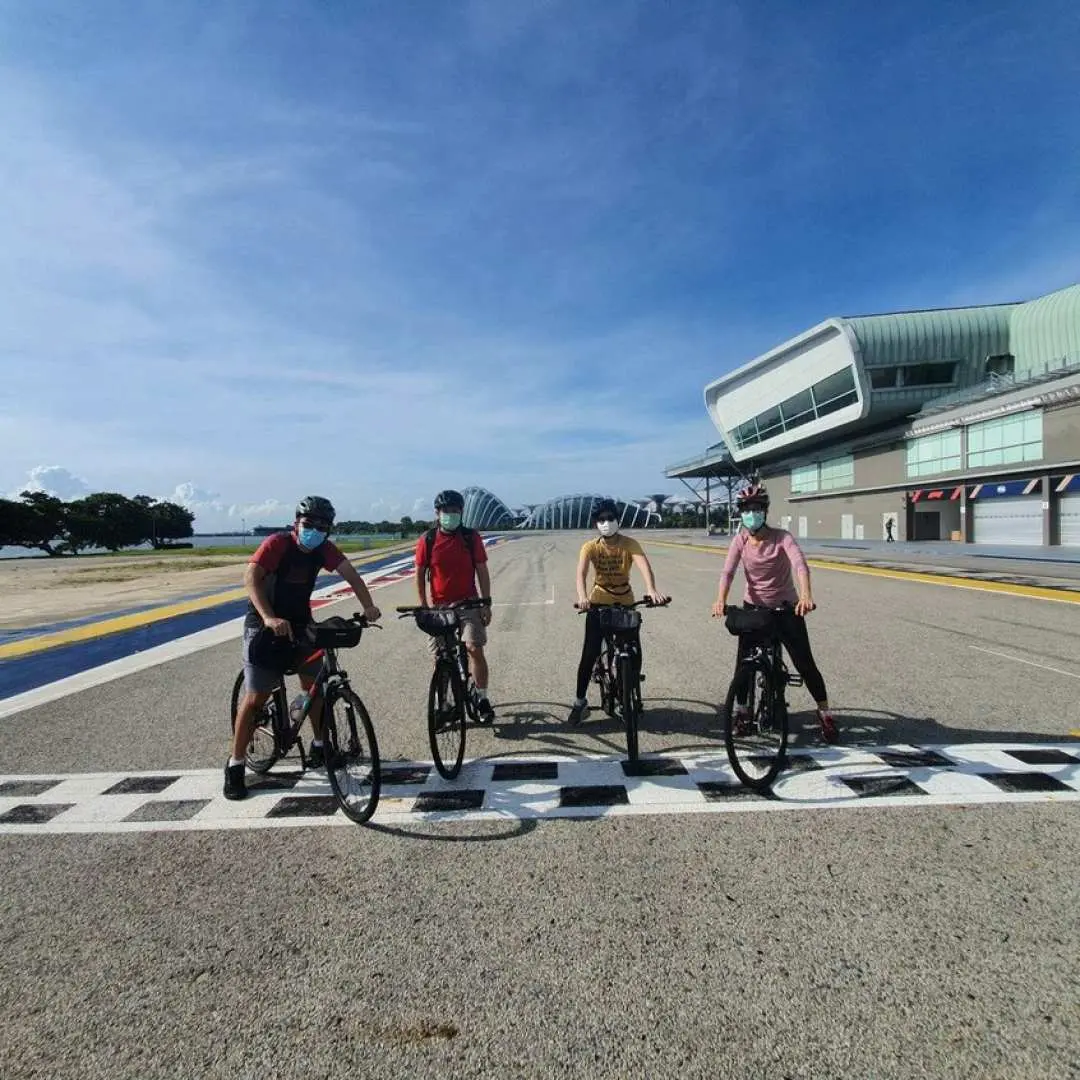 Cycle with our professional tour guide and explore Singaporean food and culture