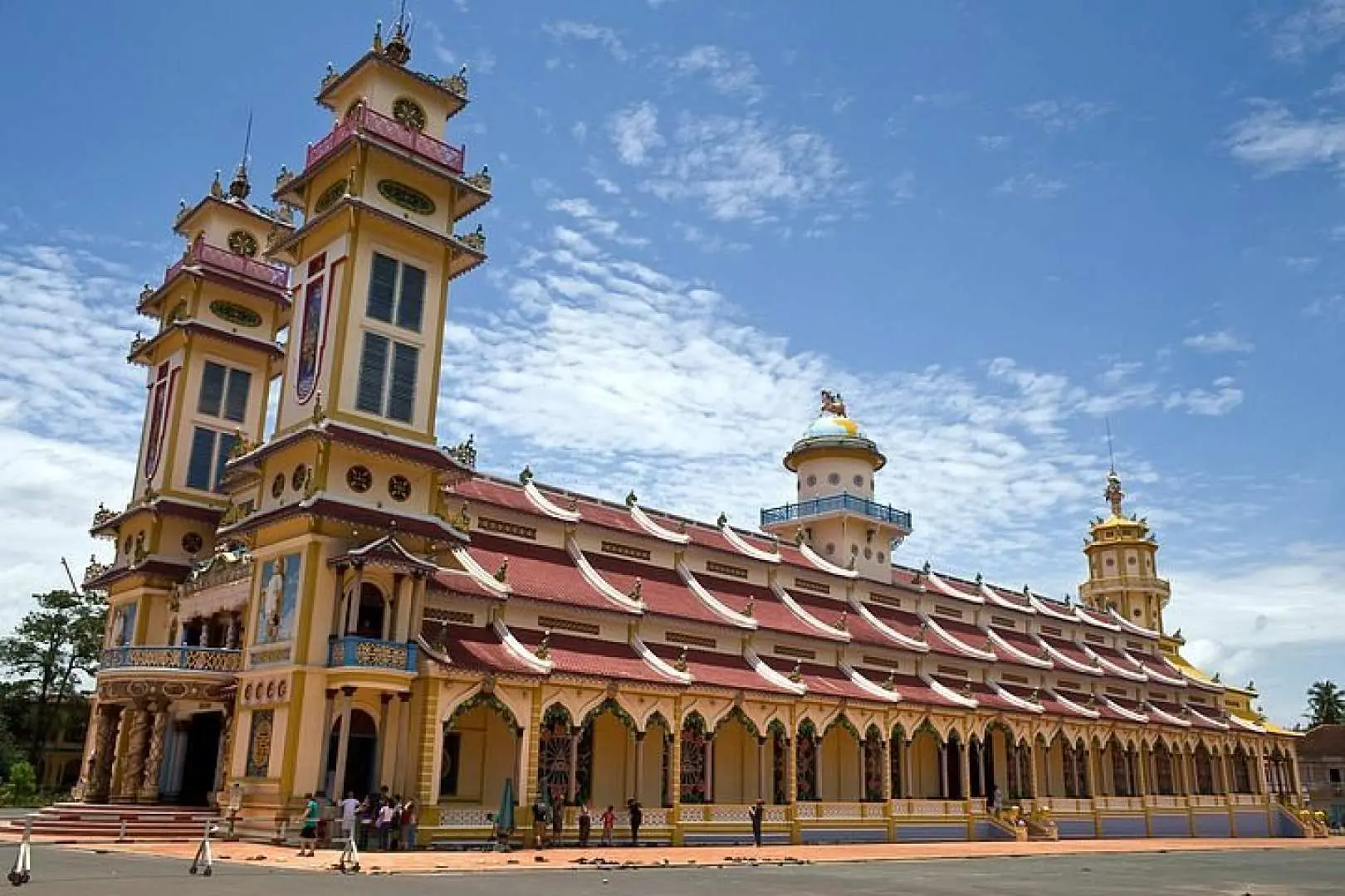 Tham quan Tòa Thánh Cao Đài và dự lễ trưa, tìm hiểu văn hóa và lịch sử và kiến trúc xấy dựng đặc biệt của đạo Cao Đài