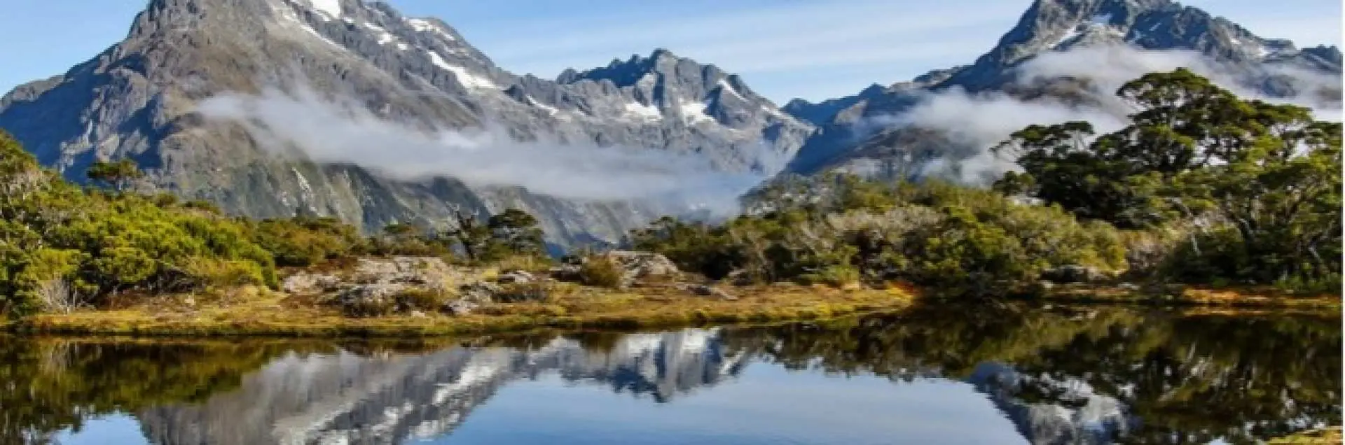 Fiordland National Park「峽灣國家公園」紐西蘭最大、世界排名第五，毛利語稱米佛峽灣為PIOPIOTAHI，佔地面積達125萬公頃於1986年已被授予世界遺產區。前往米佛峽灣的道路被人稱為全世界風景最好的高地公路之一。沿途行車欣賞峽灣國家公園內的壯麗景緻，通往峽灣的道路兩旁覆蓋著紐西蘭原始冷溫帶雨林，其中主要樹種是銀山毛櫸，葉子如指甲般大小，樹幹長有銀白色的樹皮，專車行經峽灣國家公園內最大的天然草原-埃格林頓山谷Eglinton valley、鏡湖Mirror Lake、諾布斯平原Knobs Flat、全長1.27公里的荷馬隧道Homer Tunnel等。