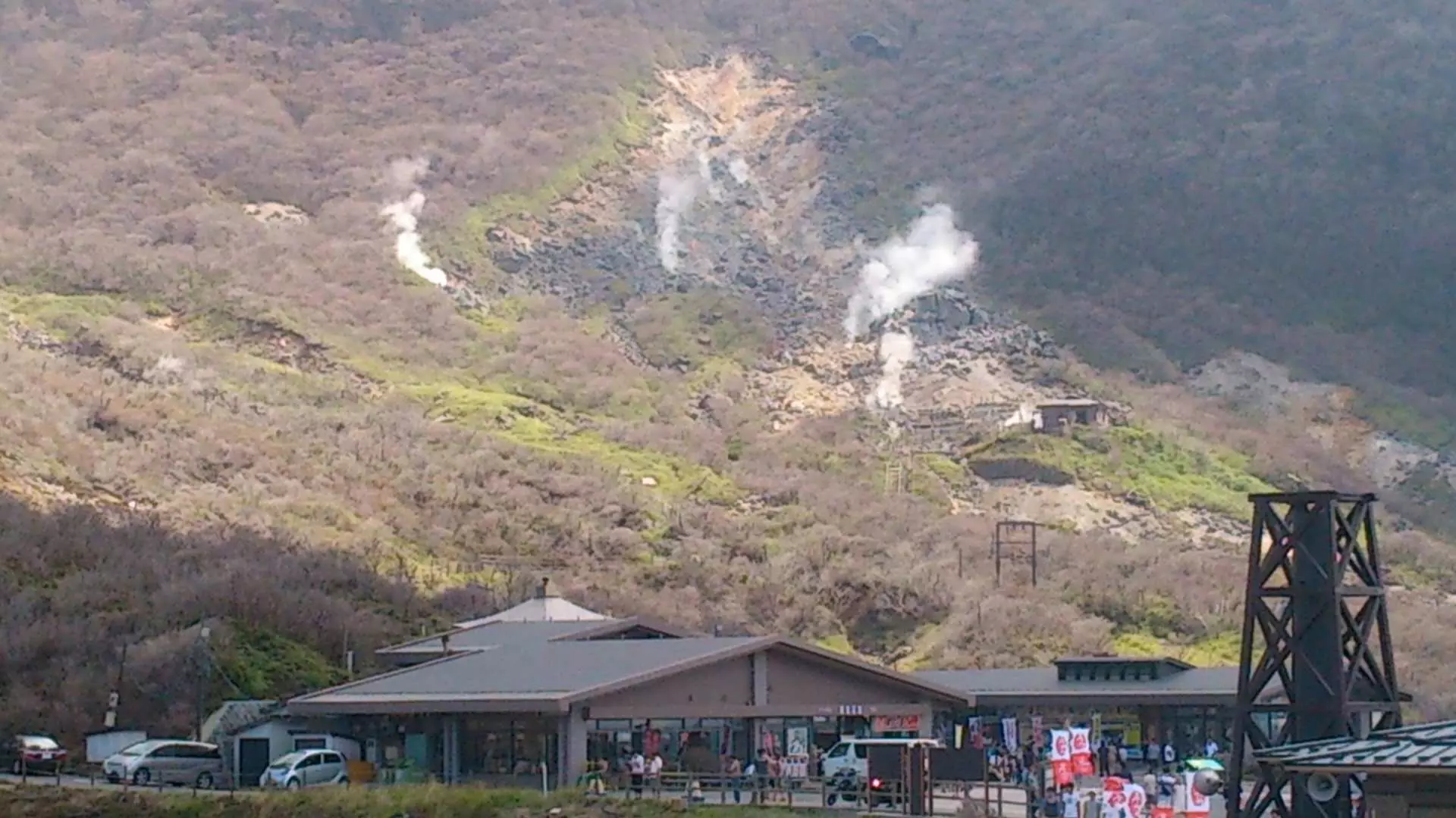 拜訪箱根大涌谷地熱景觀，蒸氣繚繞的火山地貌，是伊豆箱根半日遊中感受大自然活力的秘密能量景點。