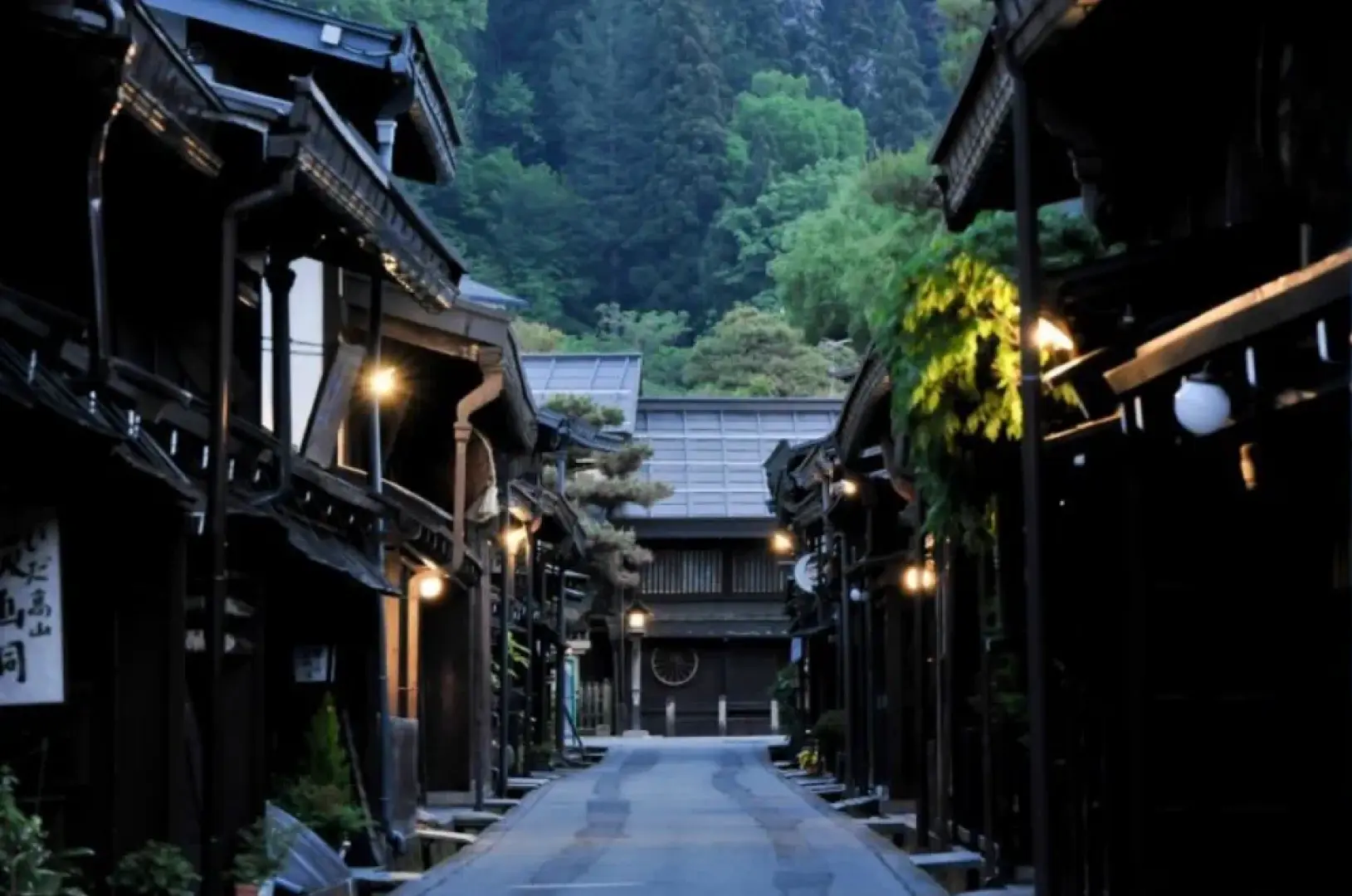 飛騨高山古い町並みの夜。伝統的な木造建築と柔らかな街灯が、静かで江戸の風情漂うノスタルジックな雰囲気を醸し出し、散策体験に最適です。
