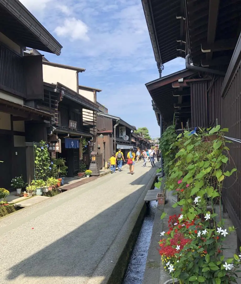 前往被譽為「飛驒小京都」的高山老街散策（約150分，午餐自理）